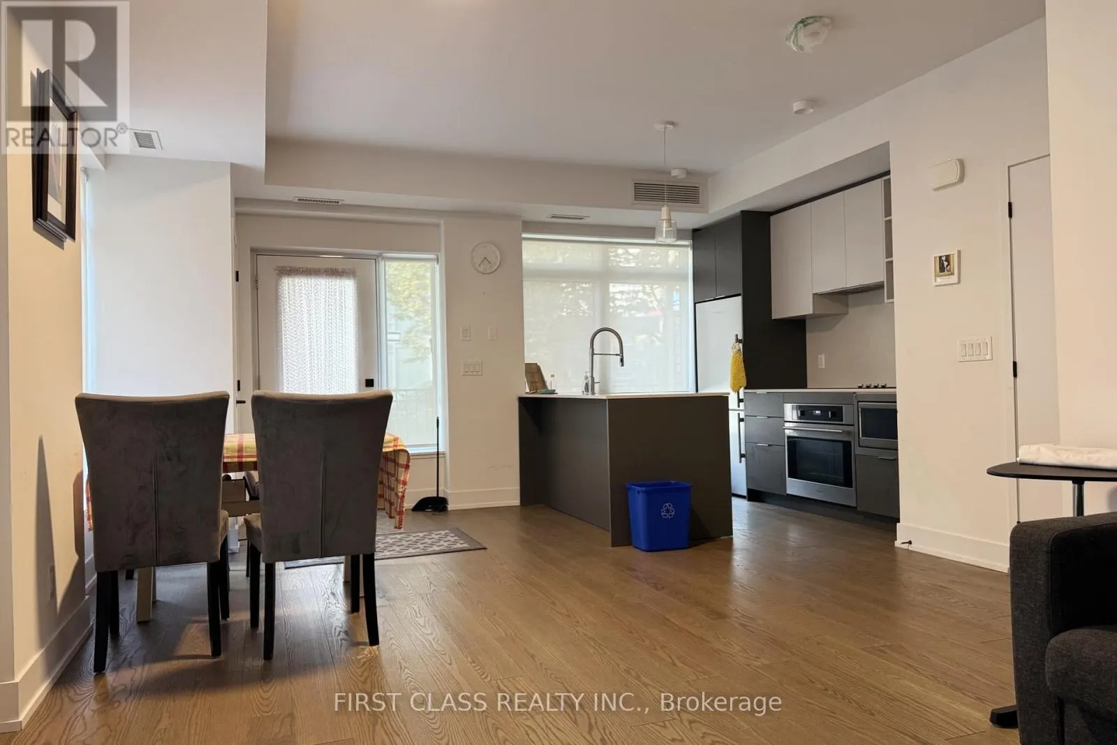 TH08 - 100 RIVER STREET W
