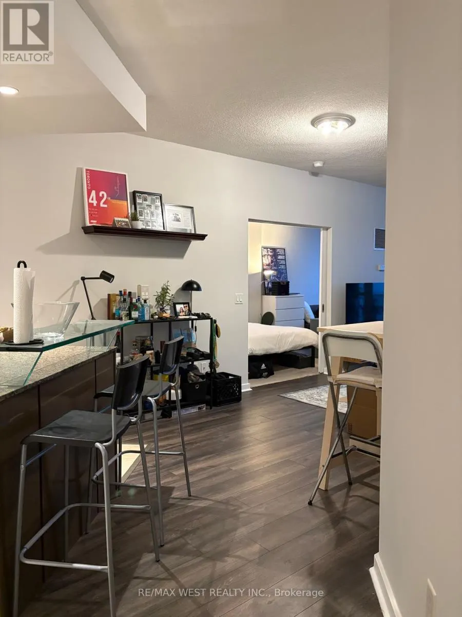 2204 - 218 QUEENS QUAY W