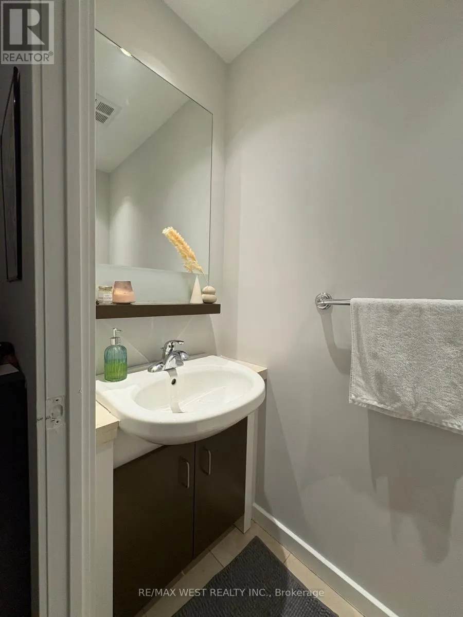 2204 - 218 QUEENS QUAY W