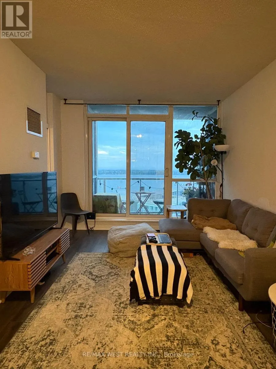 2204 - 218 QUEENS QUAY W