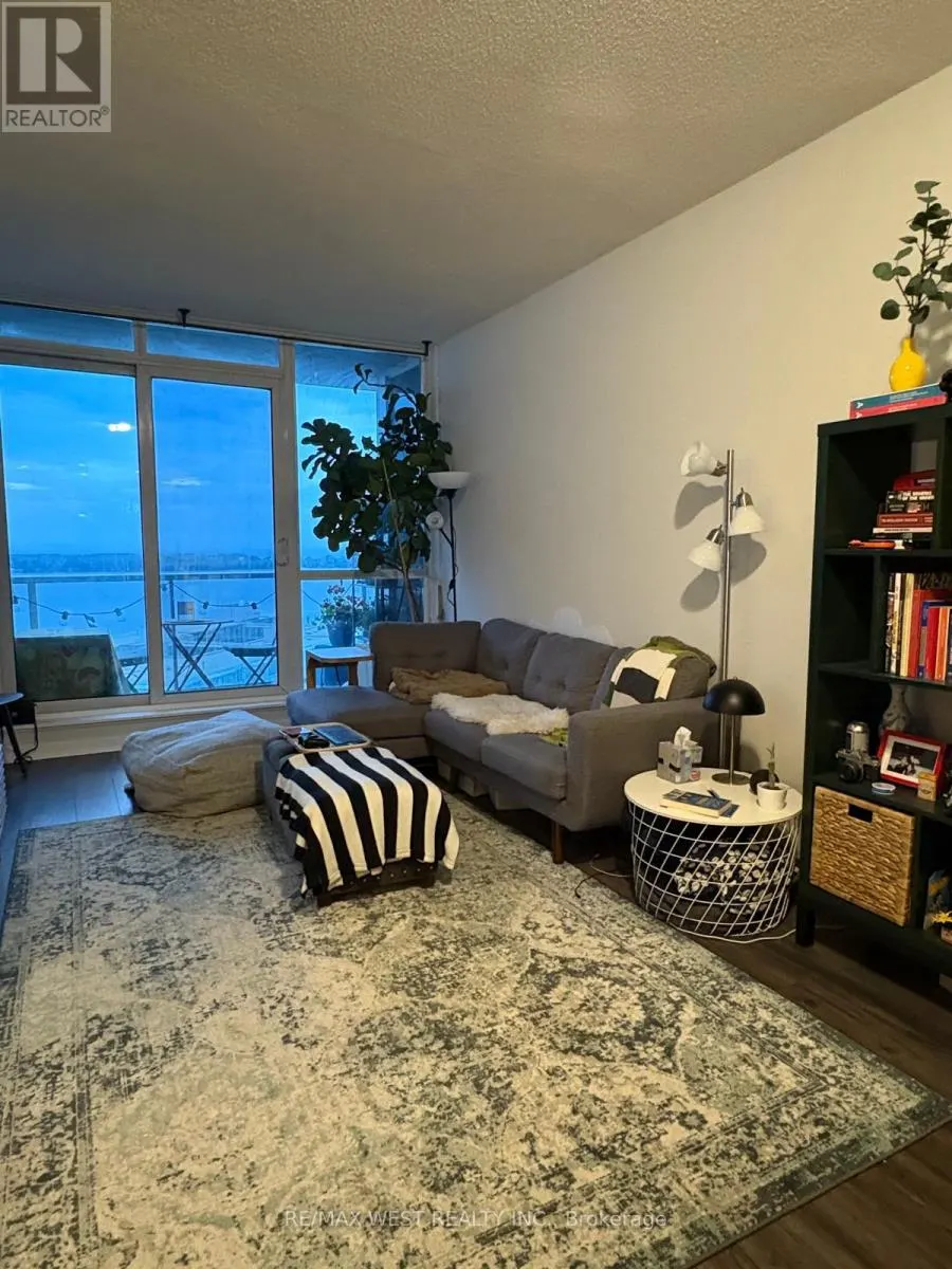 2204 - 218 QUEENS QUAY W