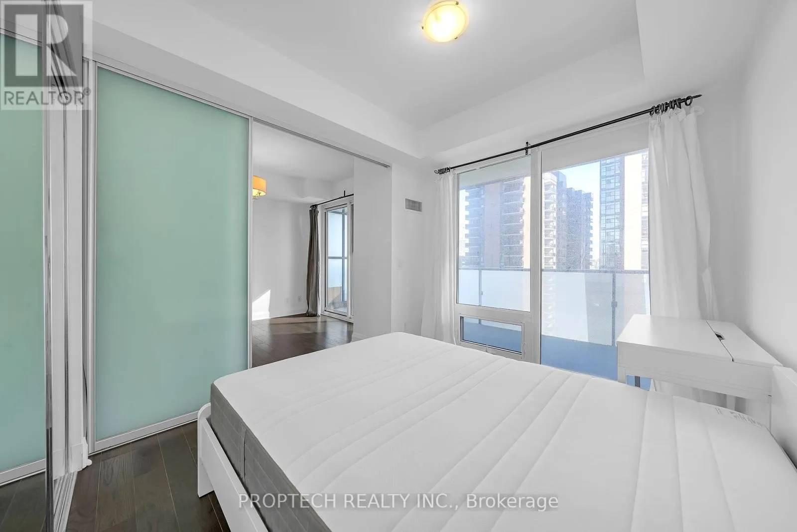 1009 - 1080 BAY STREET