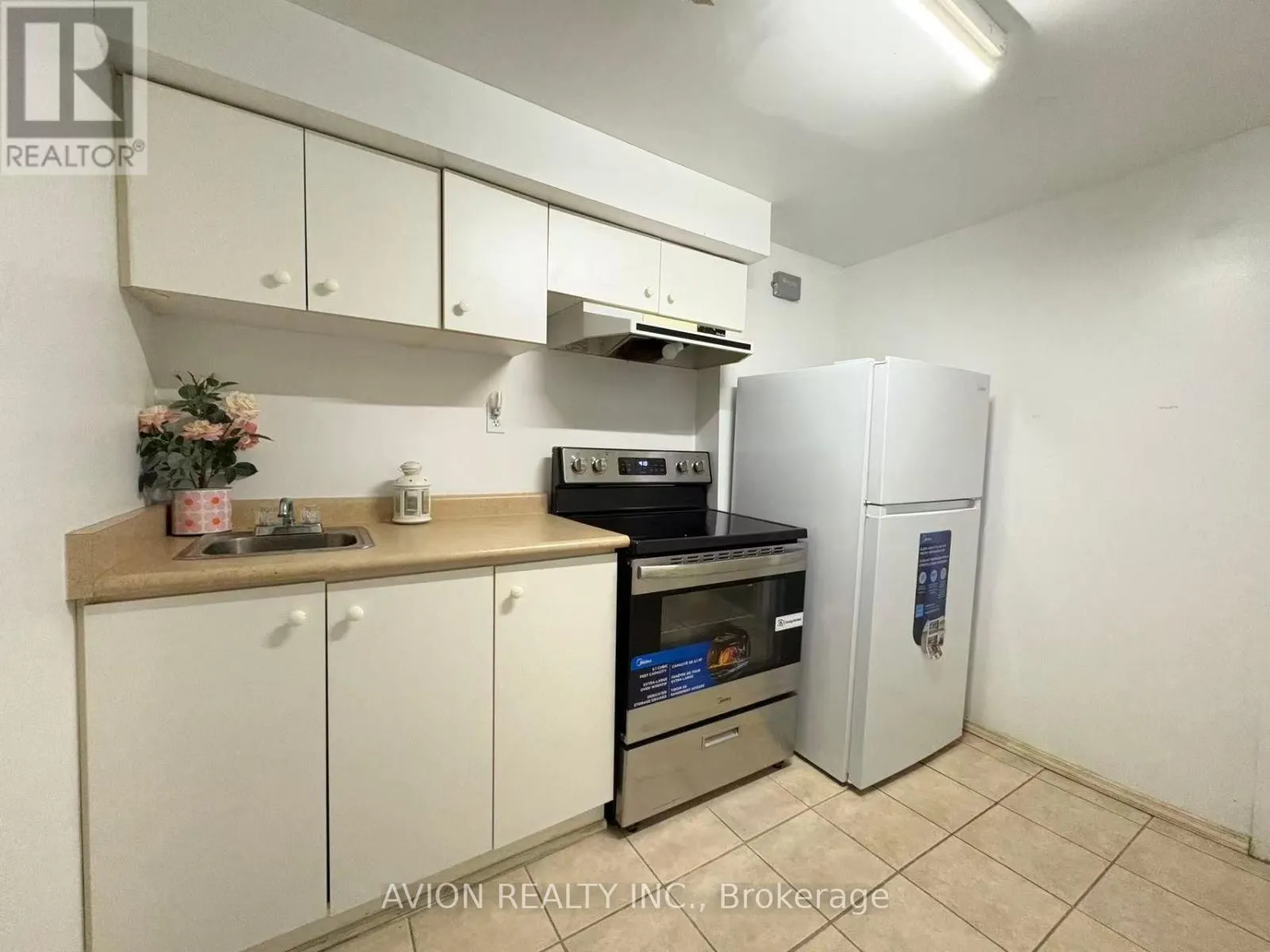 6 ROLLINGWOOD DRIVE