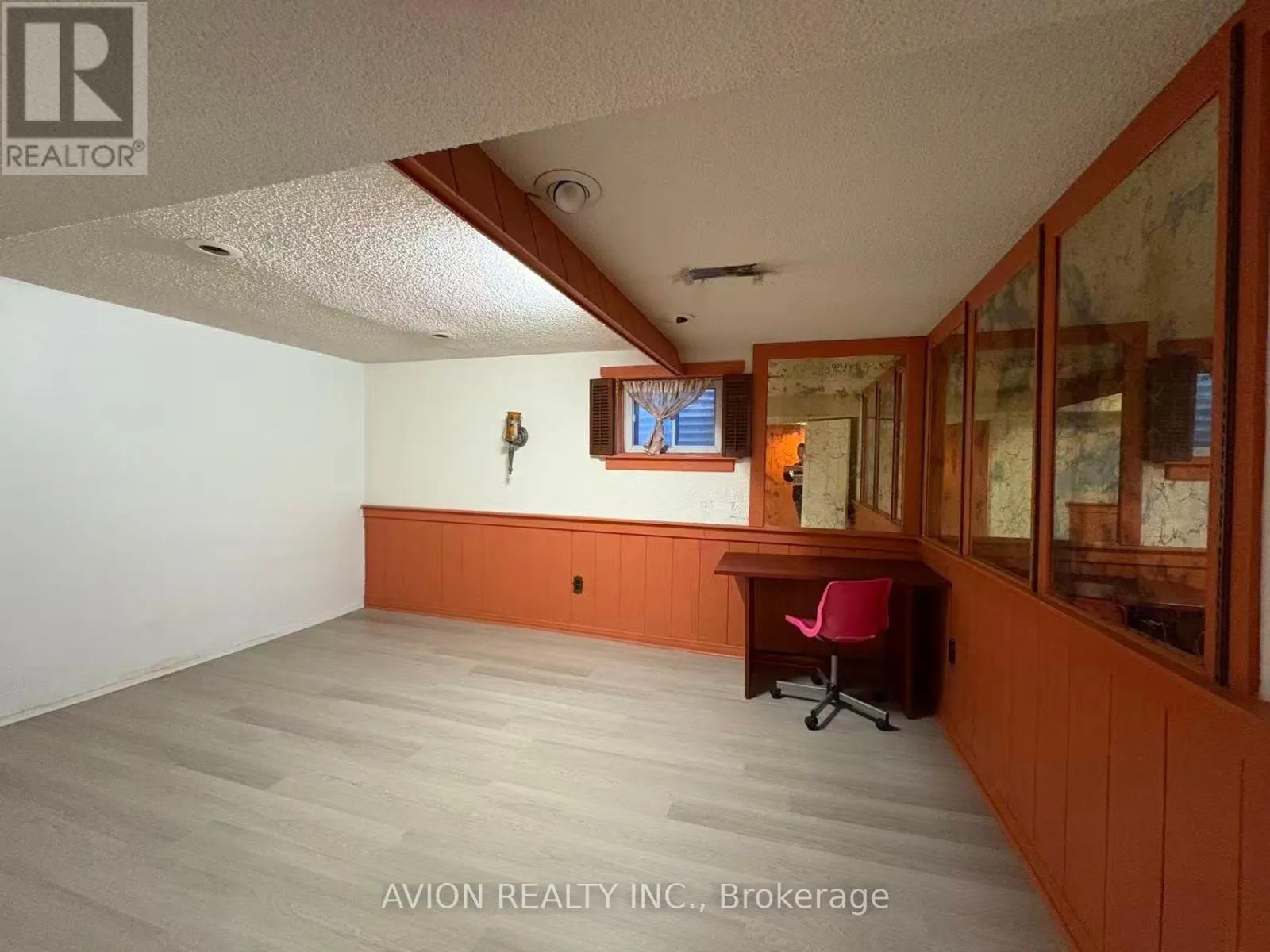 6 ROLLINGWOOD DRIVE