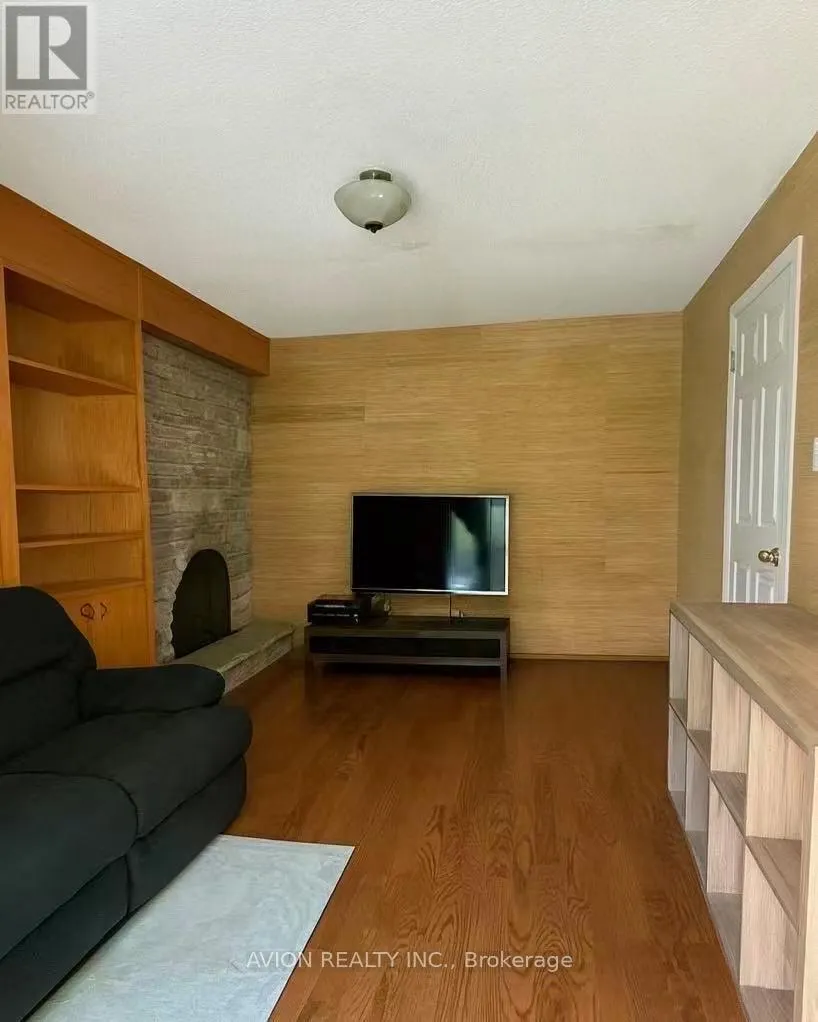 6 ROLLINGWOOD DRIVE