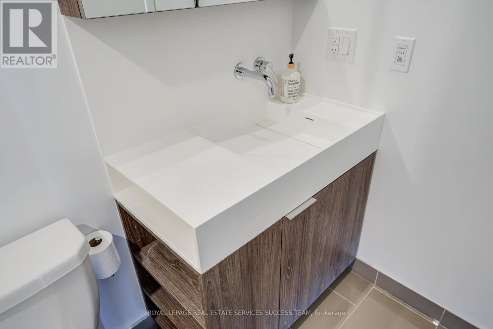 2110 A - 15 LOWER JARVIS STREET