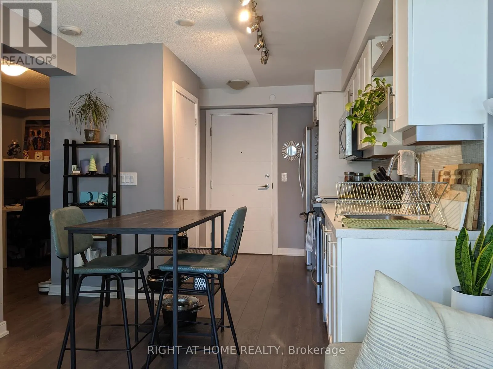 629 - 525 ADELAIDE STREET W