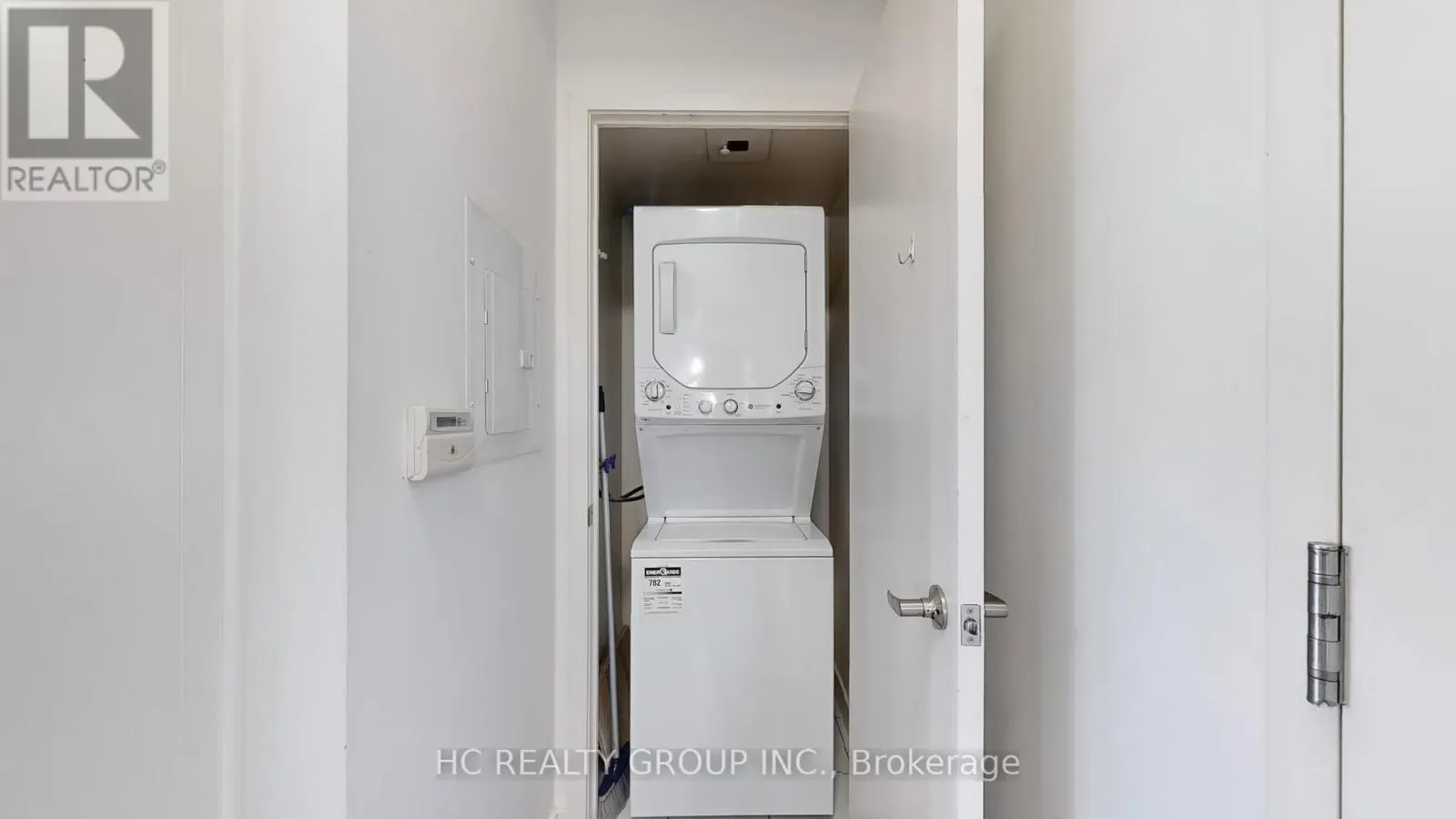 919 - 320 RICHMOND STREET E