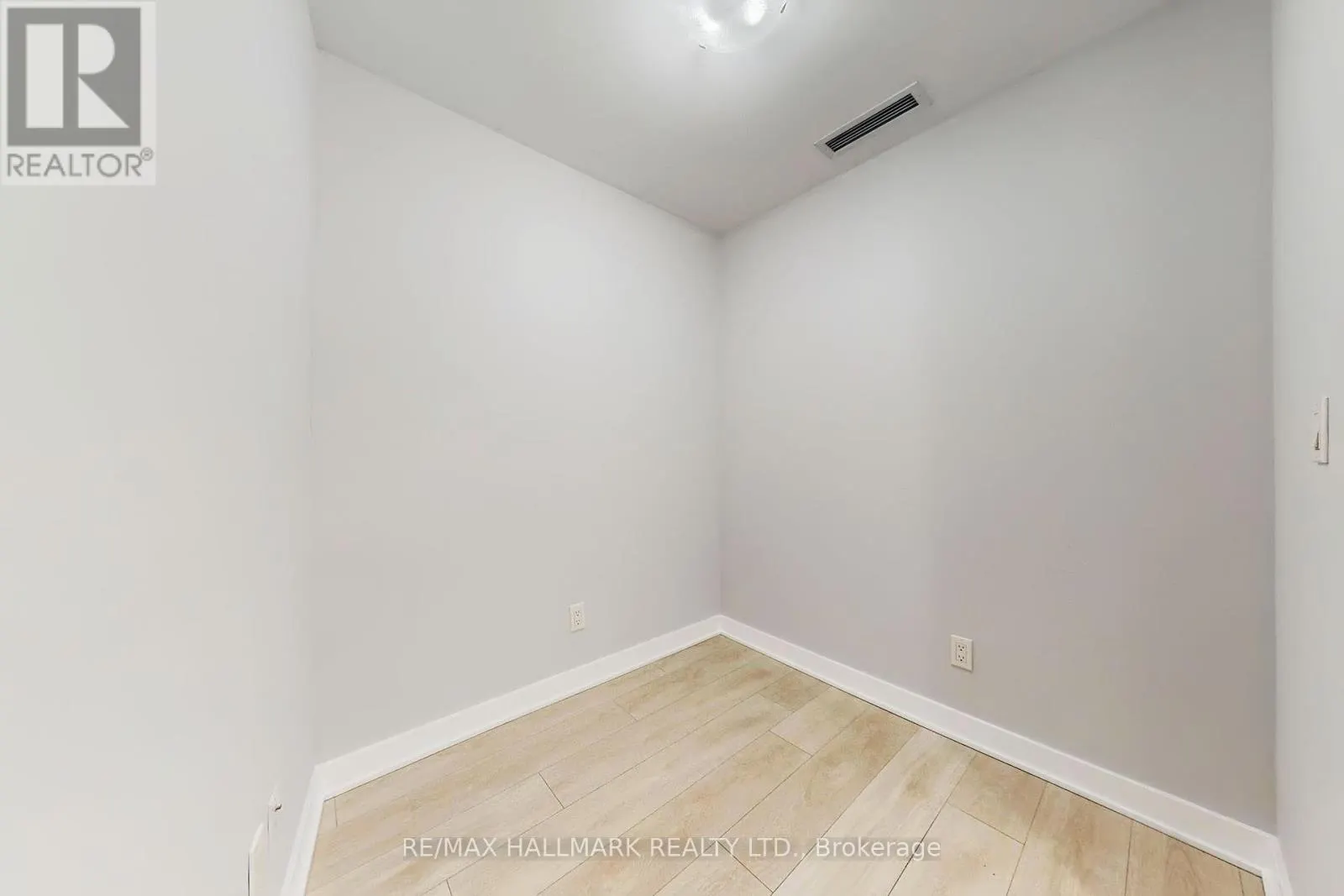 313 - 2221 YONGE STREET