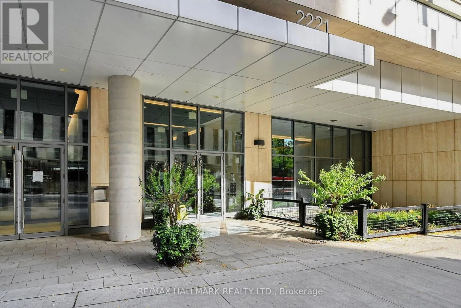 313 - 2221 YONGE STREET