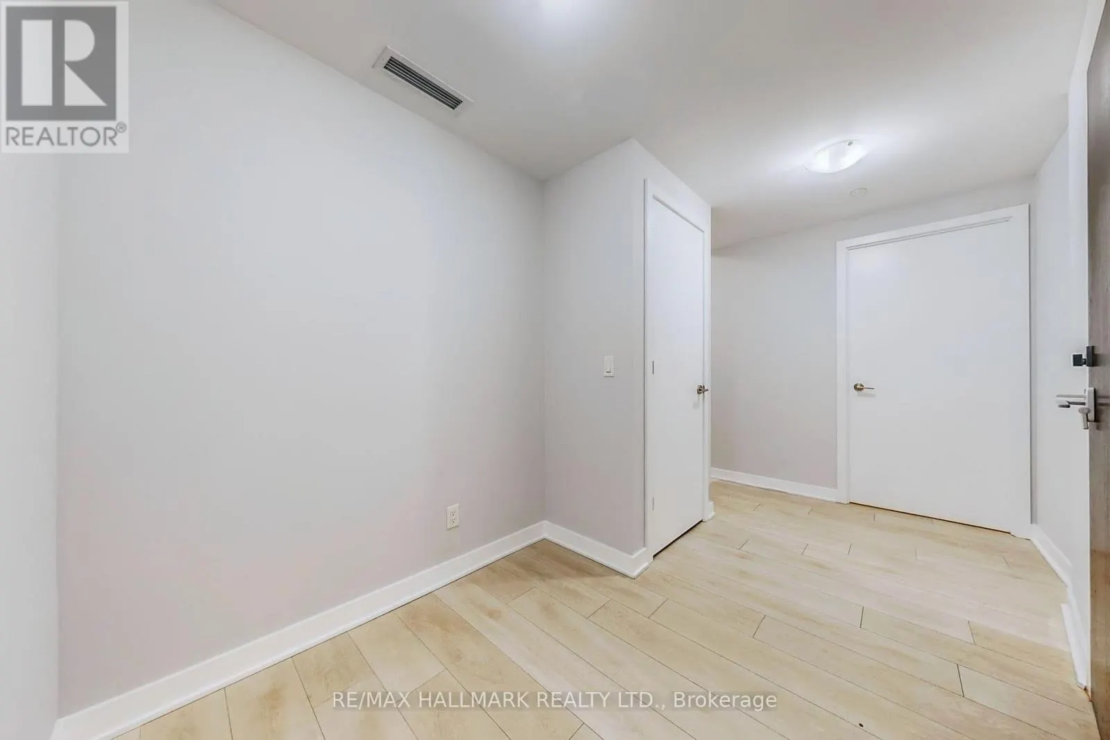 313 - 2221 YONGE STREET