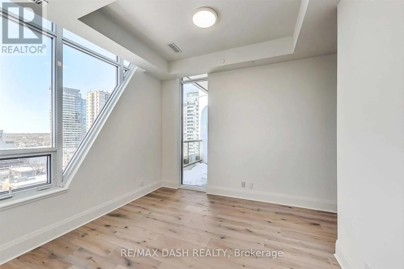1001 - 151 AVENUE ROAD