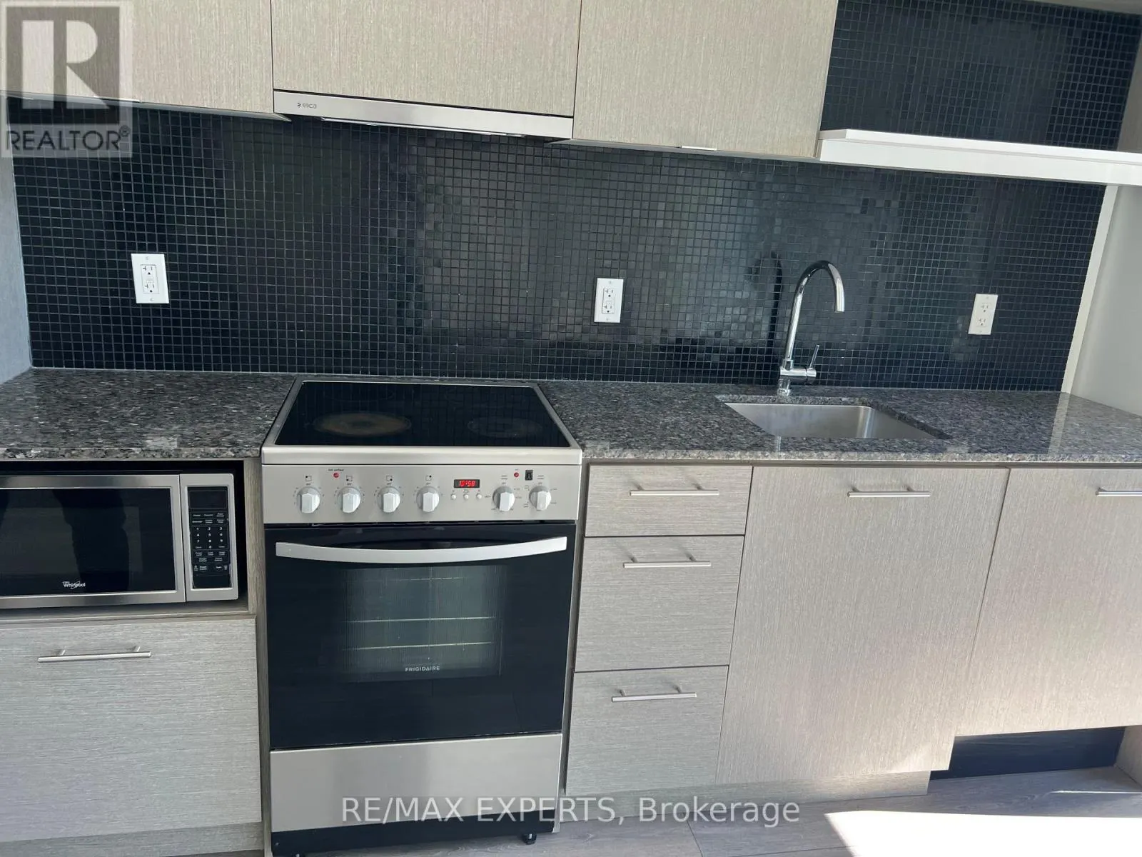204 - 435 RICHMOND STREET W