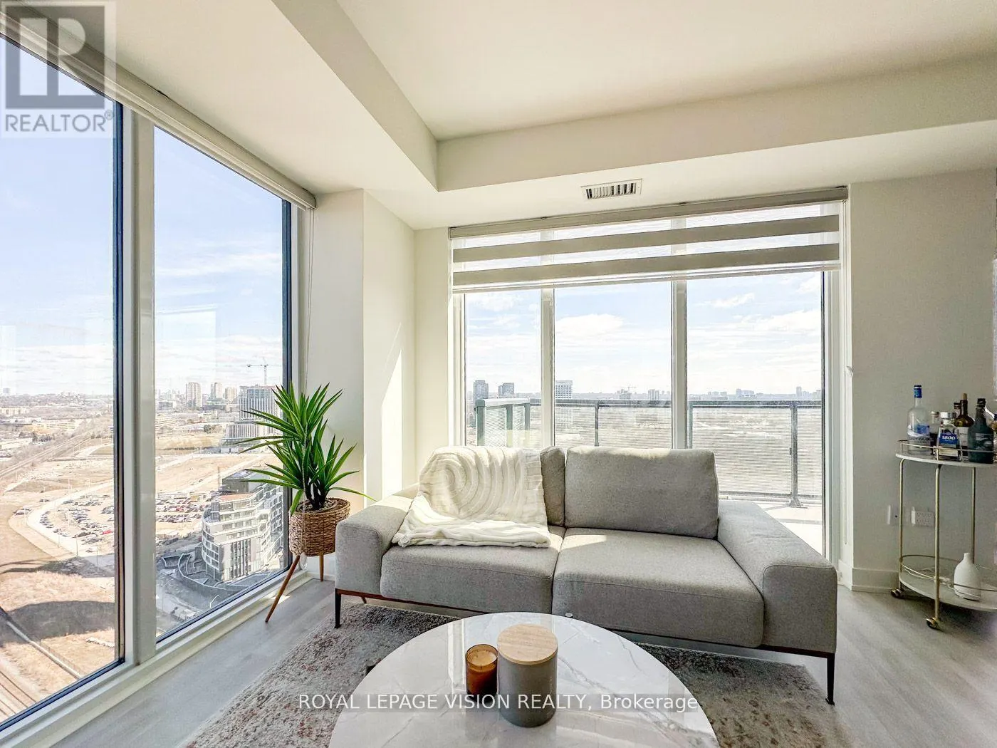 2404 - 30 INN ON THE PARK DRIVE
