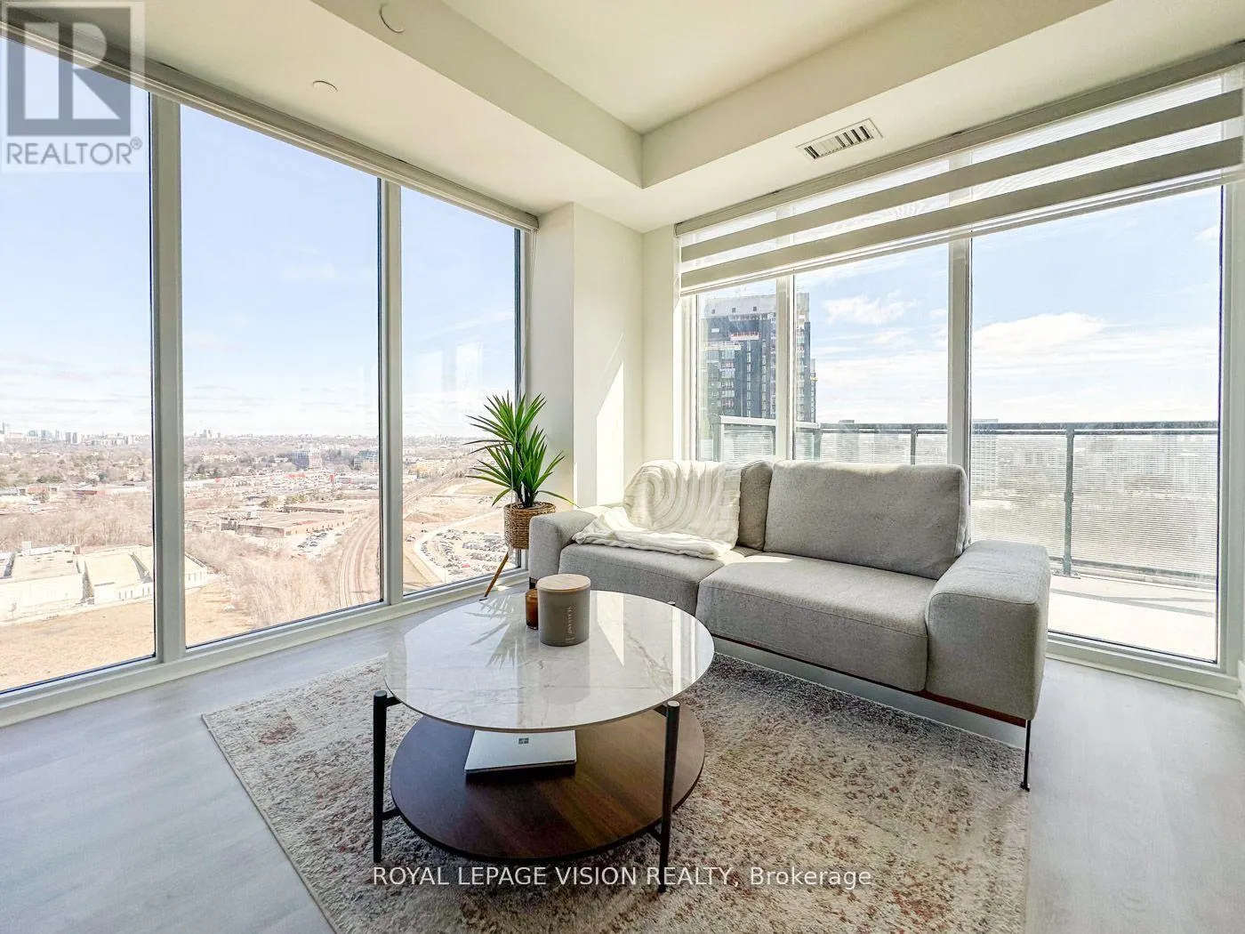 2404 - 30 INN ON THE PARK DRIVE