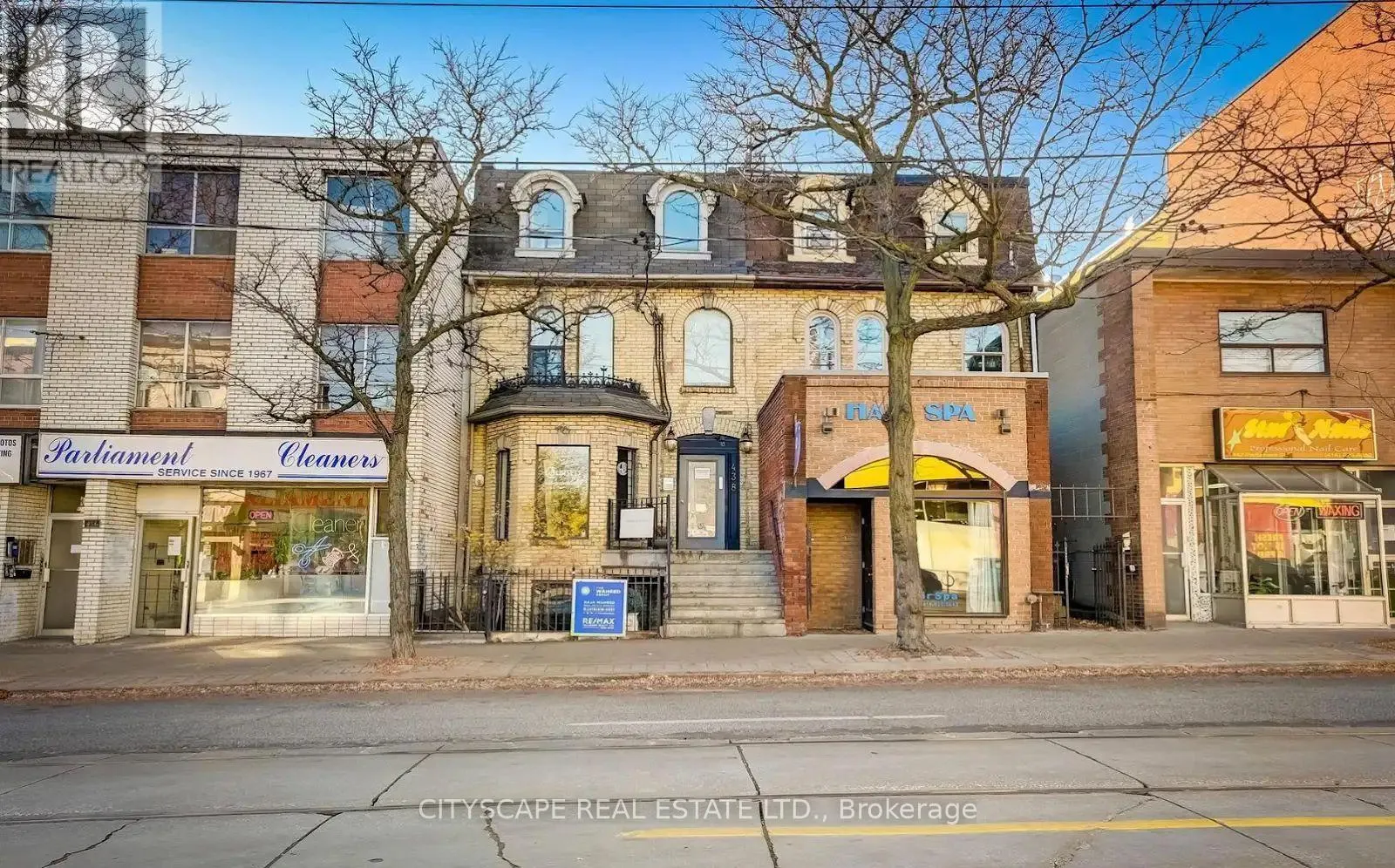 300 - 438 PARLIAMENT STREET