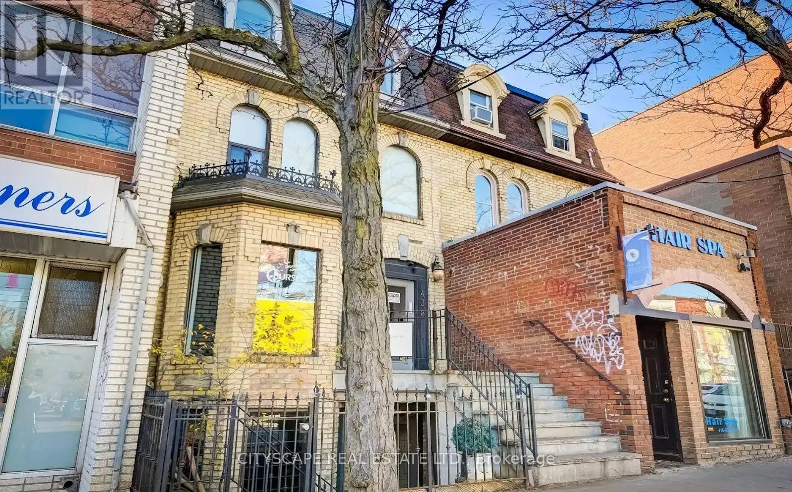 300 - 438 PARLIAMENT STREET