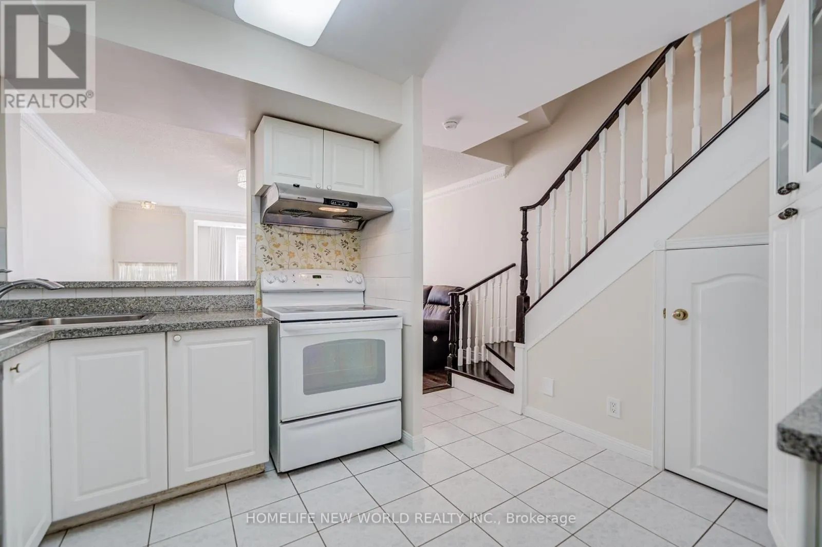 1313 - 28 SOMMERSET WAY