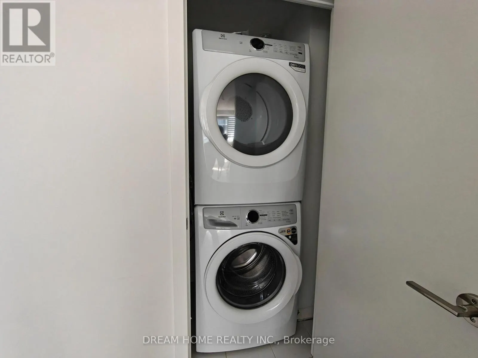 1806 - 7 GOLDEN LION HEIGHTS