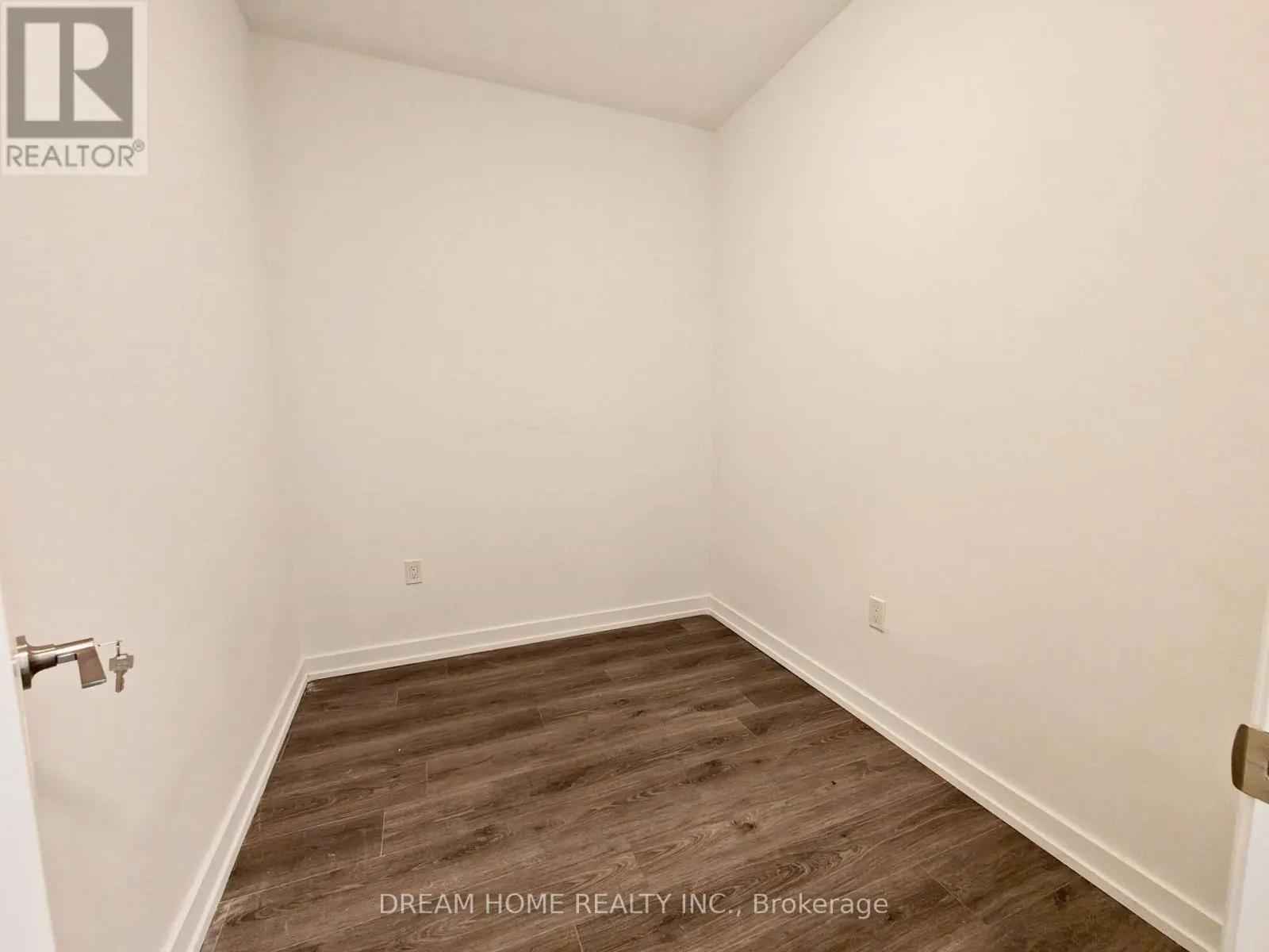 1806 - 7 GOLDEN LION HEIGHTS