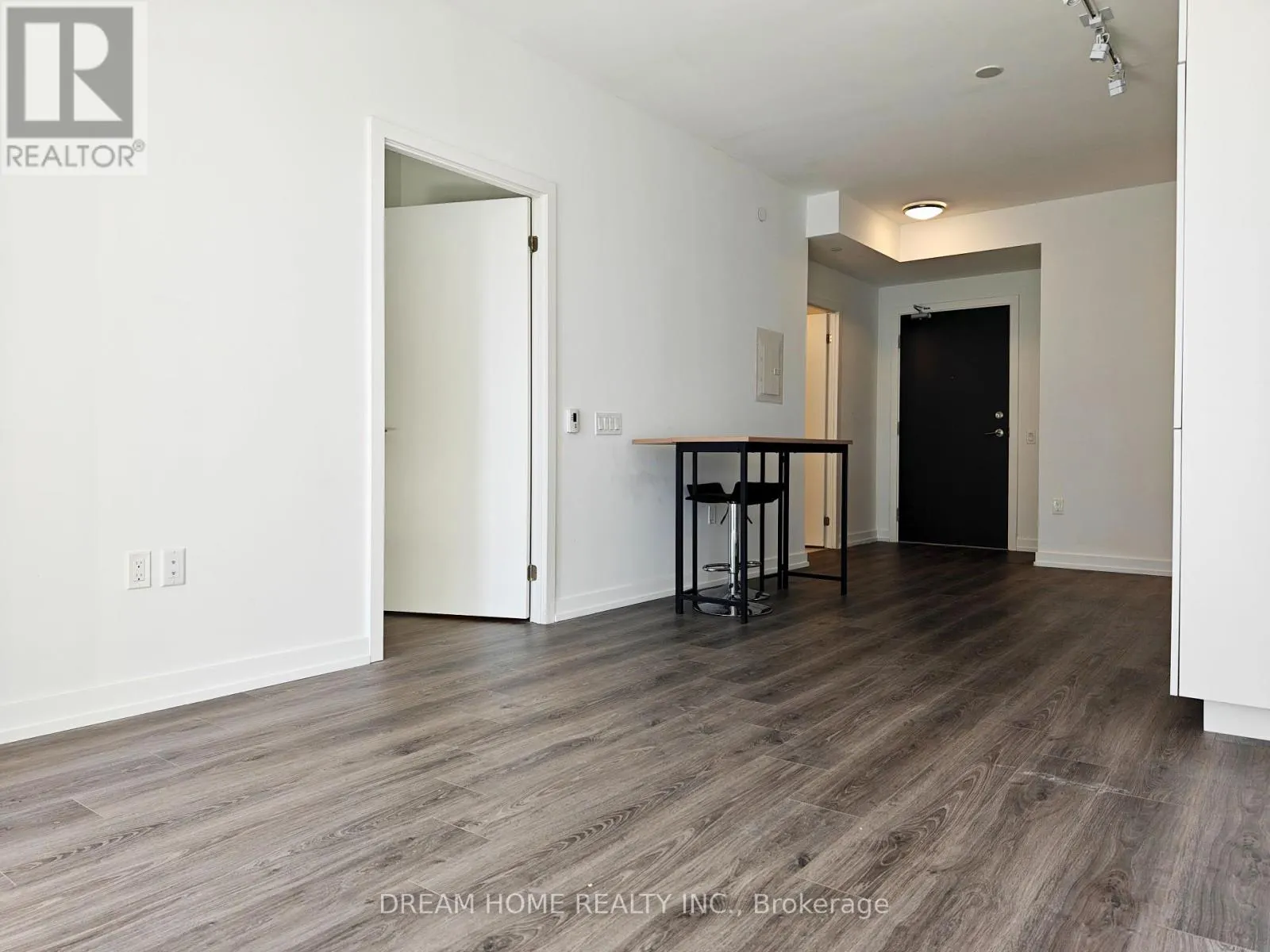 1806 - 7 GOLDEN LION HEIGHTS