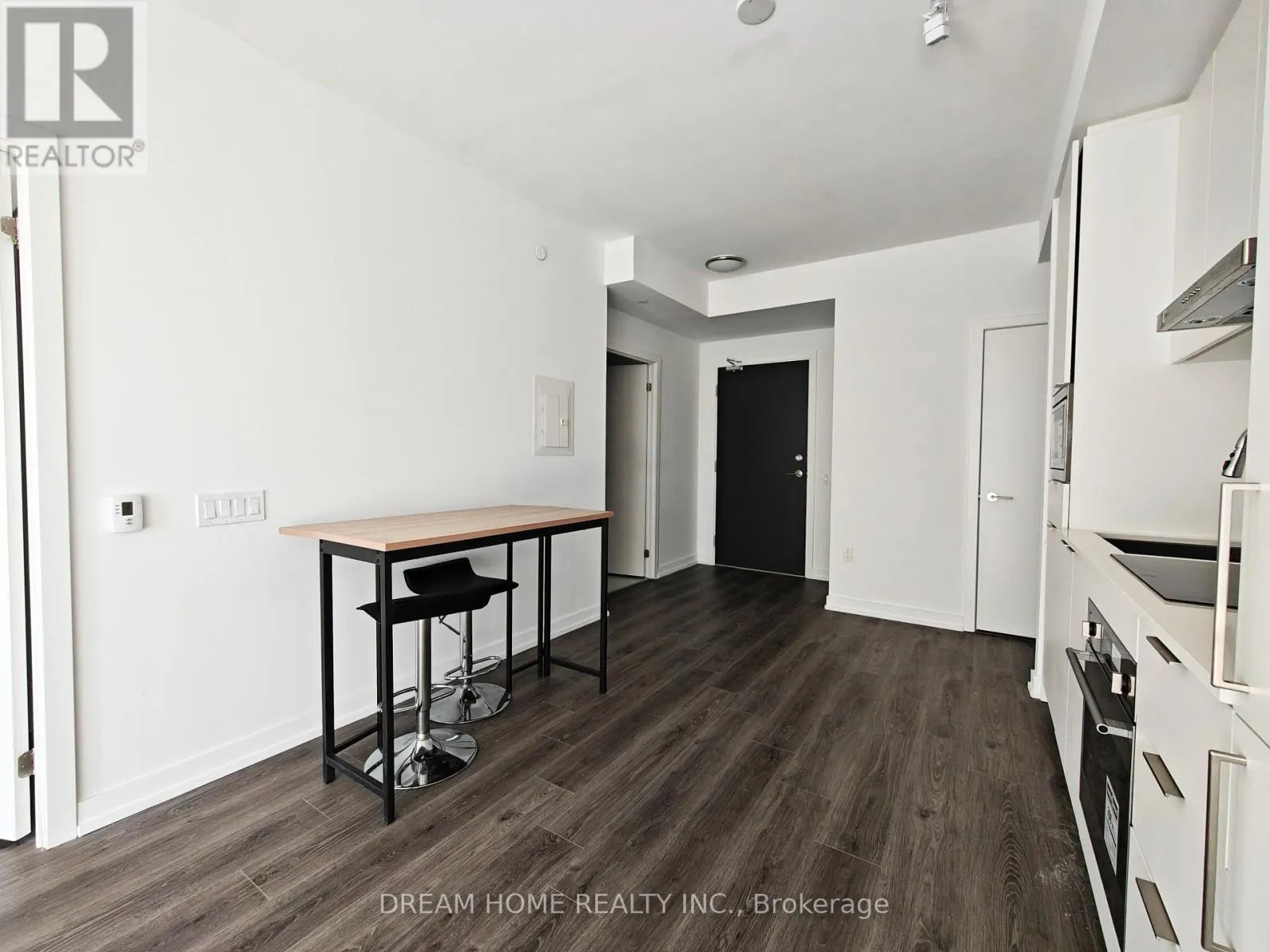 1806 - 7 GOLDEN LION HEIGHTS