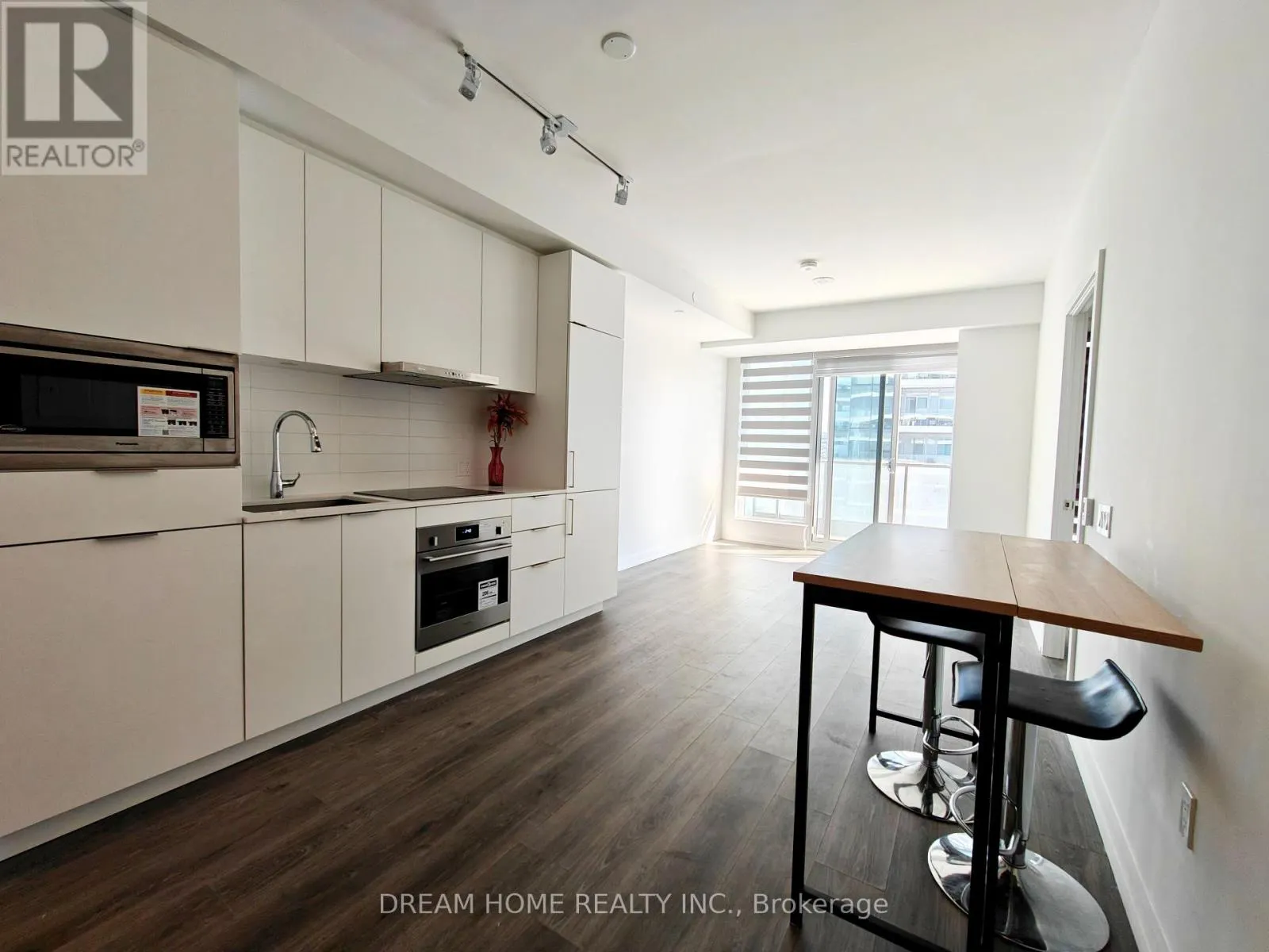 1806 - 7 GOLDEN LION HEIGHTS