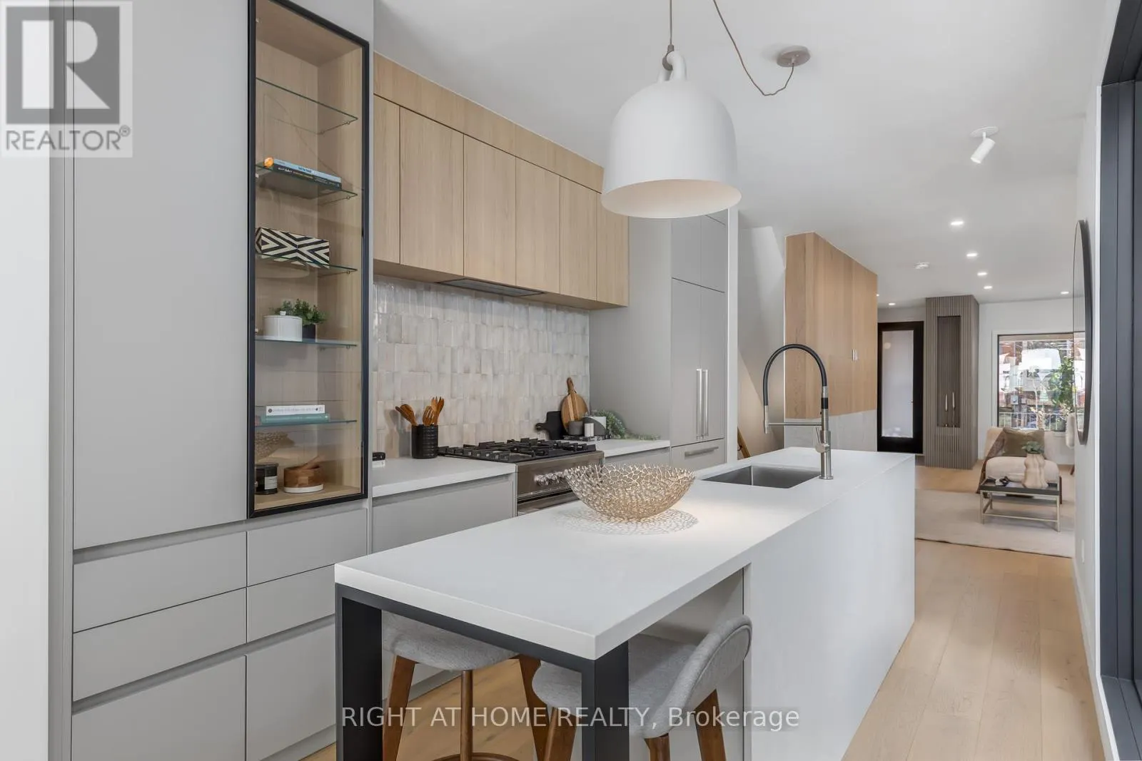 768 RICHMOND STREET W