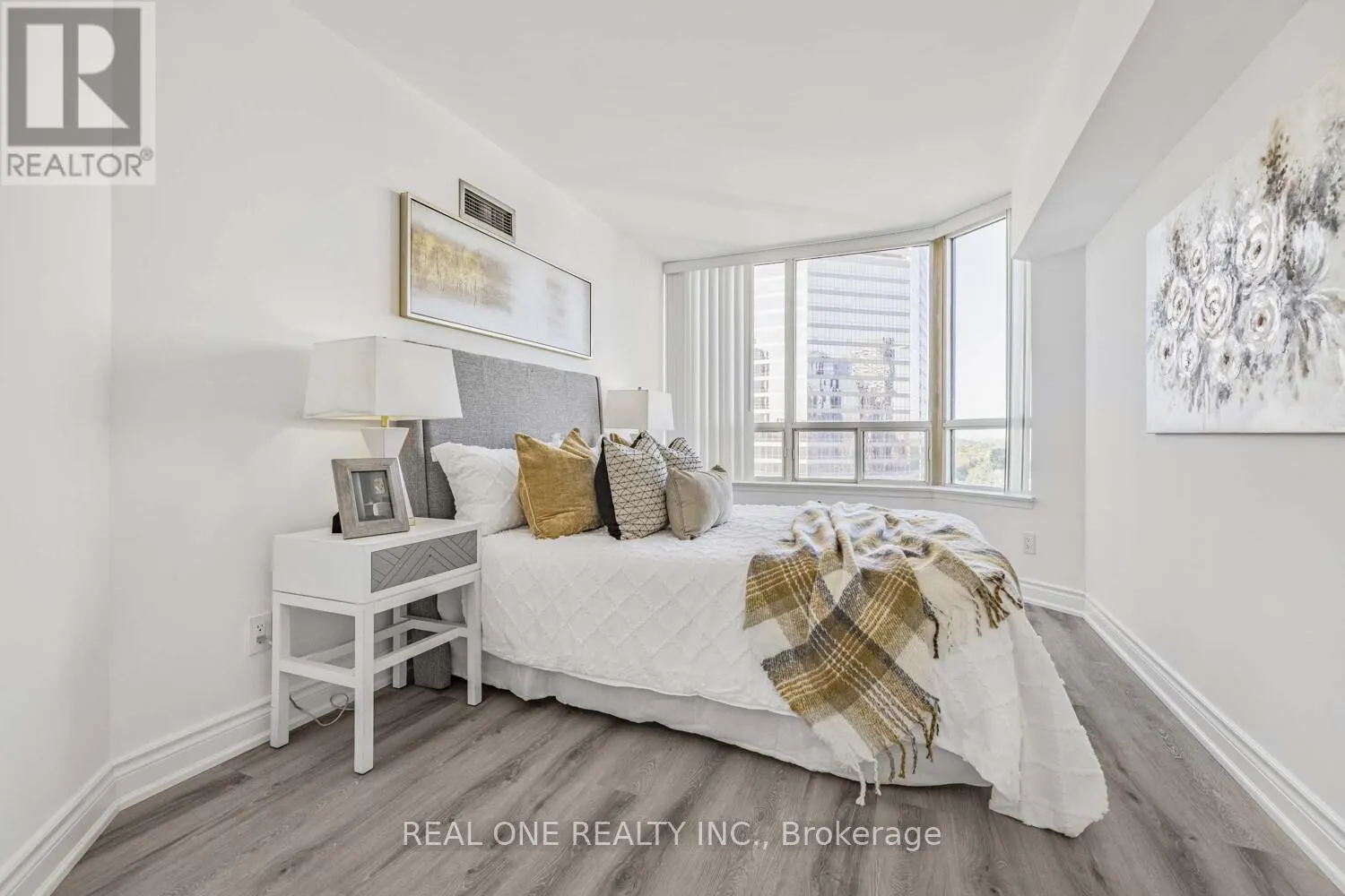 1015 - 7 BISHOP AVENUE
