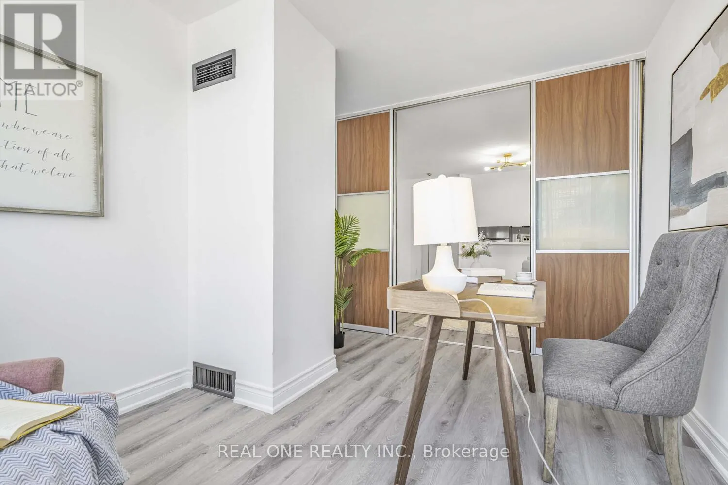 1015 - 7 BISHOP AVENUE