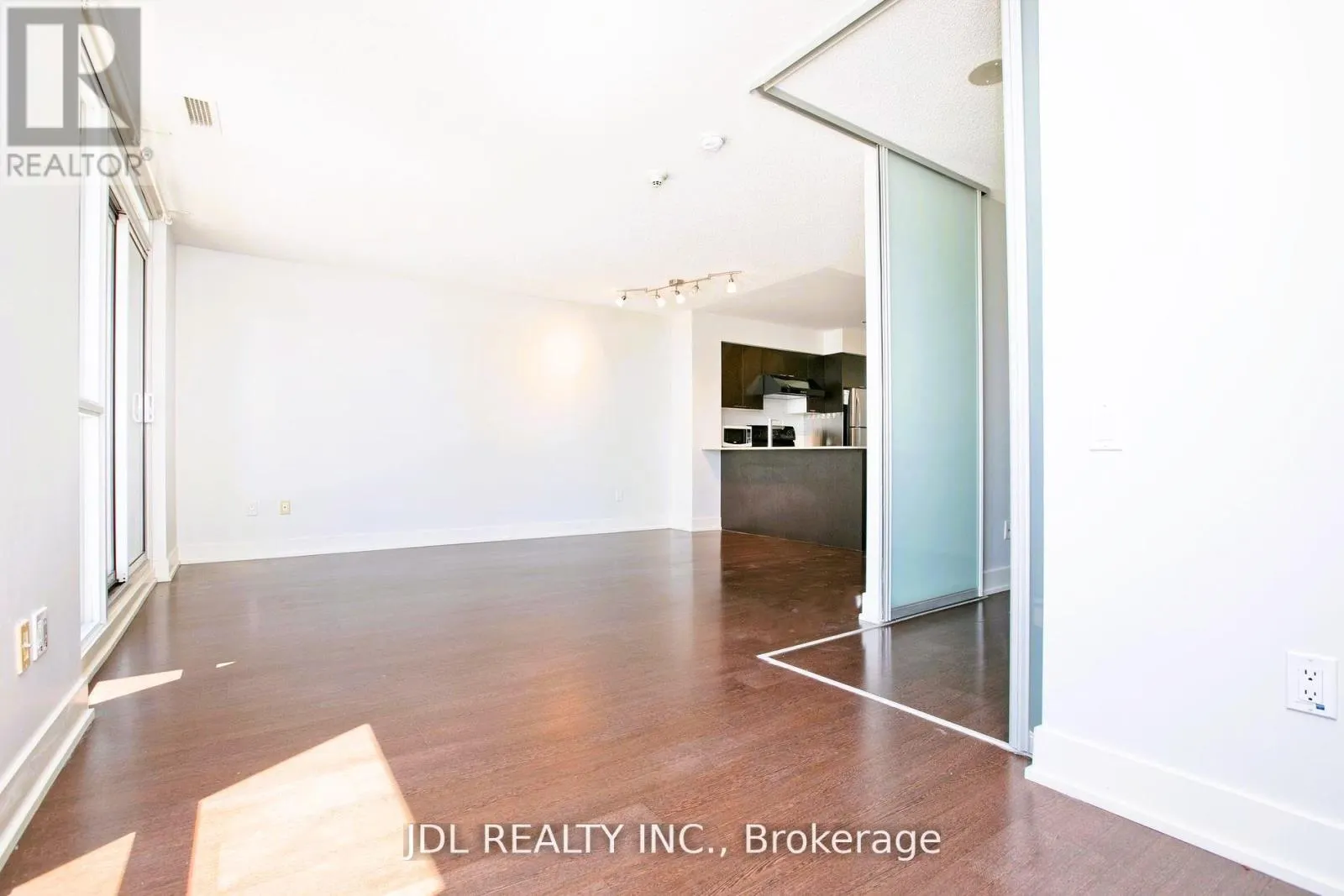 911 - 23 SHEPPARD AVENUE E