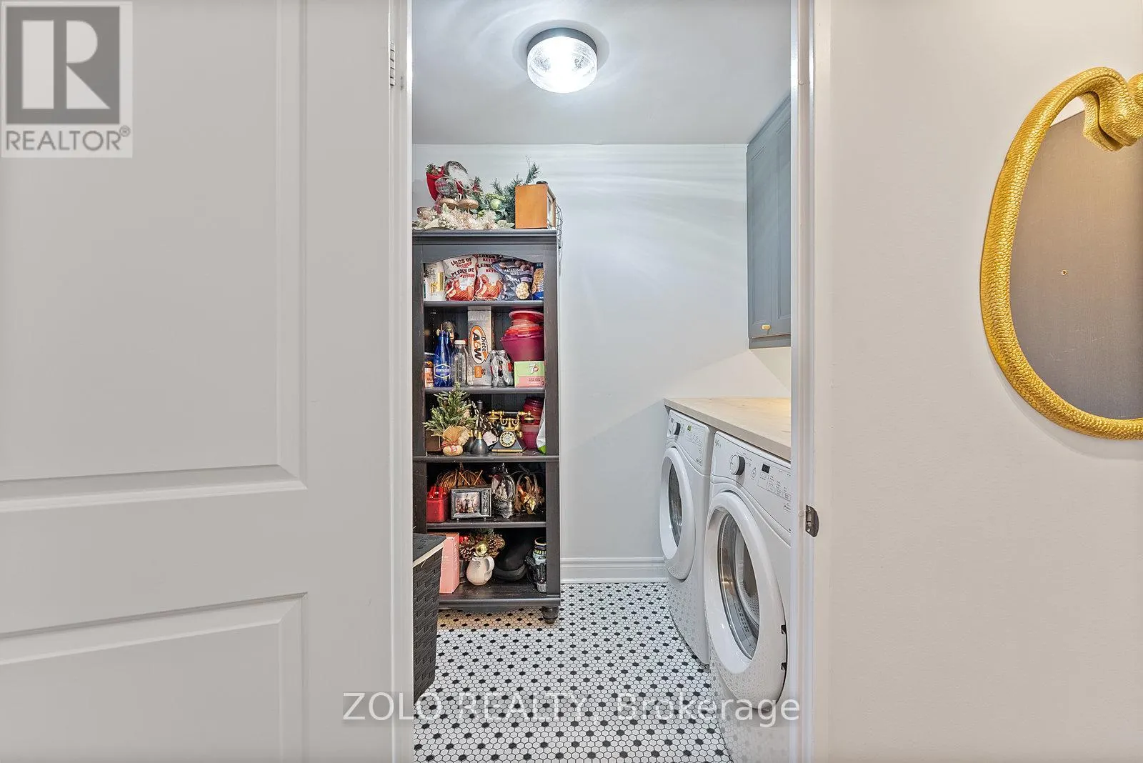 1701 - 30 HOLLY STREET