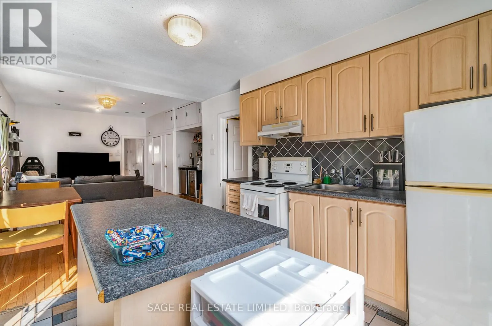 UPPER - 325 LIPPINCOTT STREET