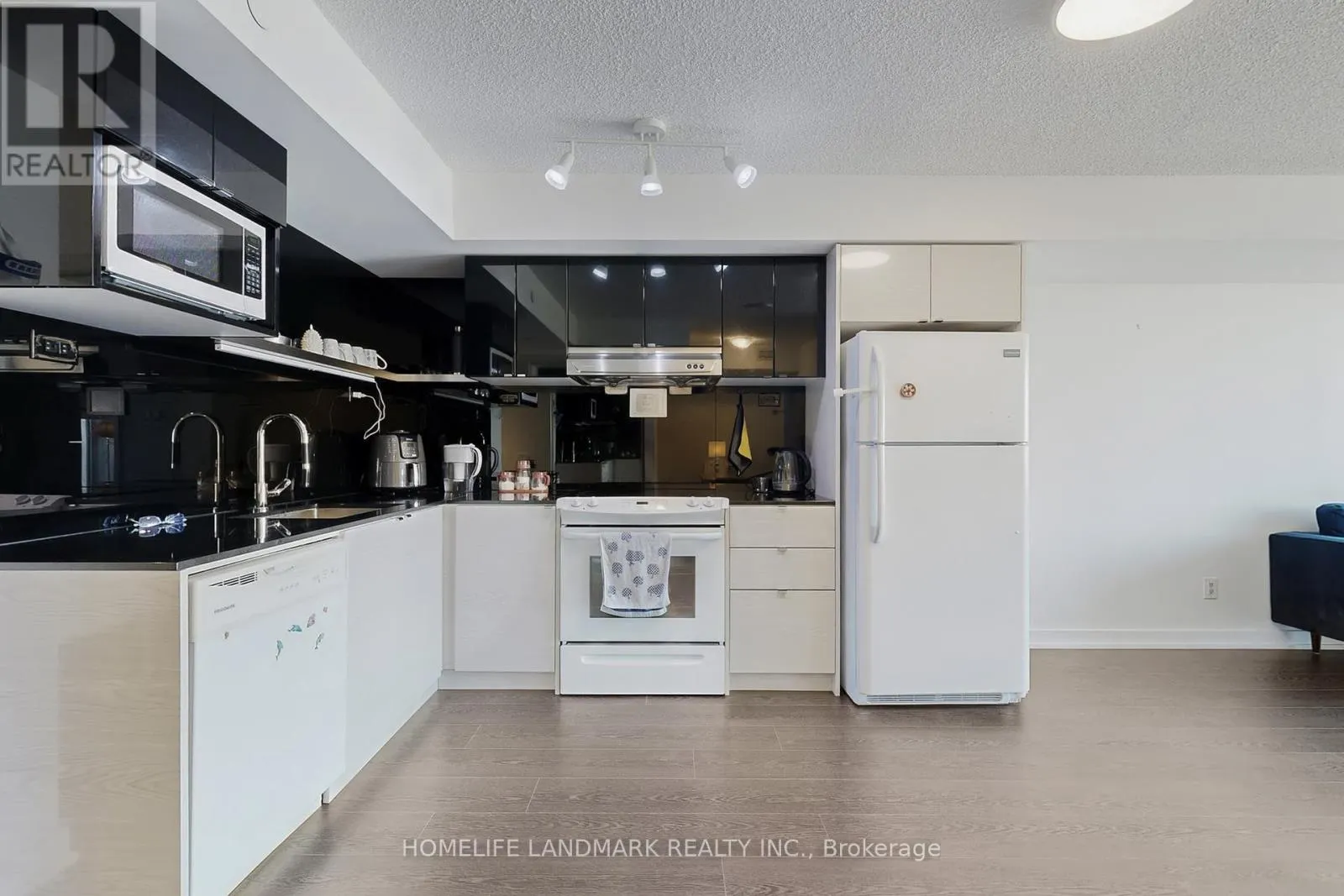 1509 - 72 ESTHER SHINER BOULEVARD