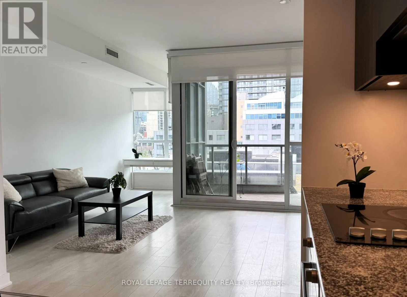 421 - 120 PARLIAMENT STREET