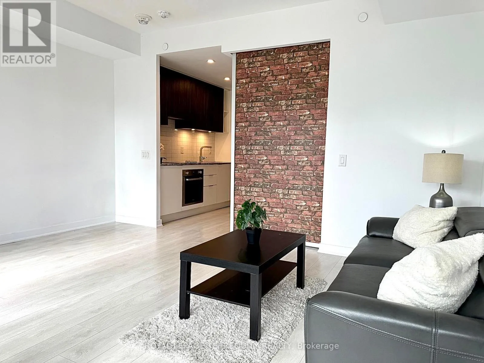 421 - 120 PARLIAMENT STREET