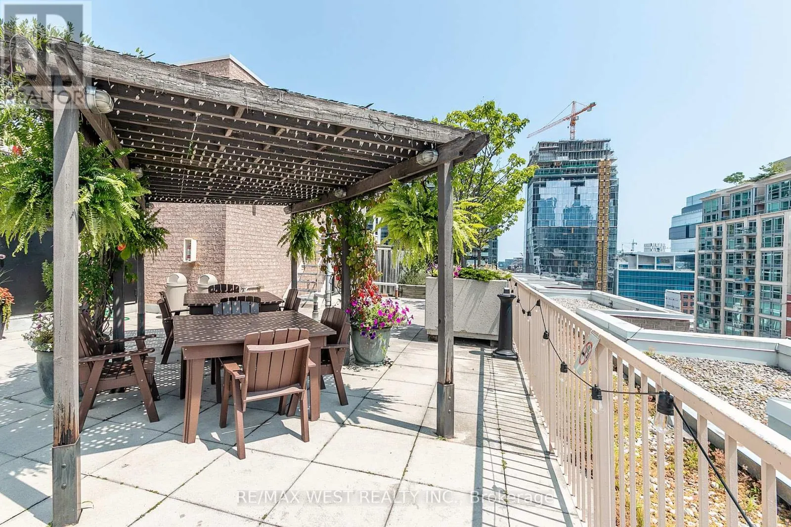 302 - 330 ADELAIDE STREET E