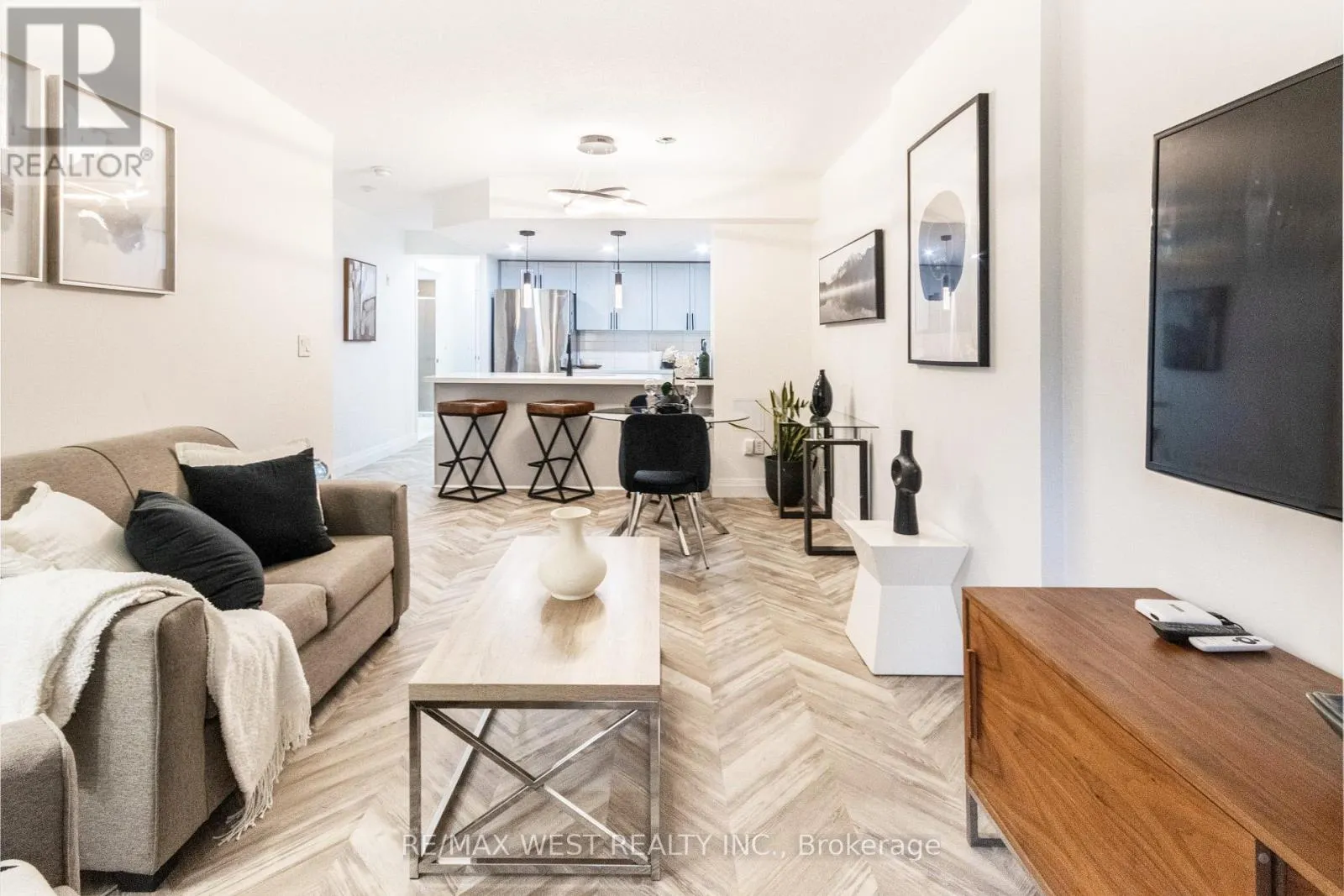 302 - 330 ADELAIDE STREET E