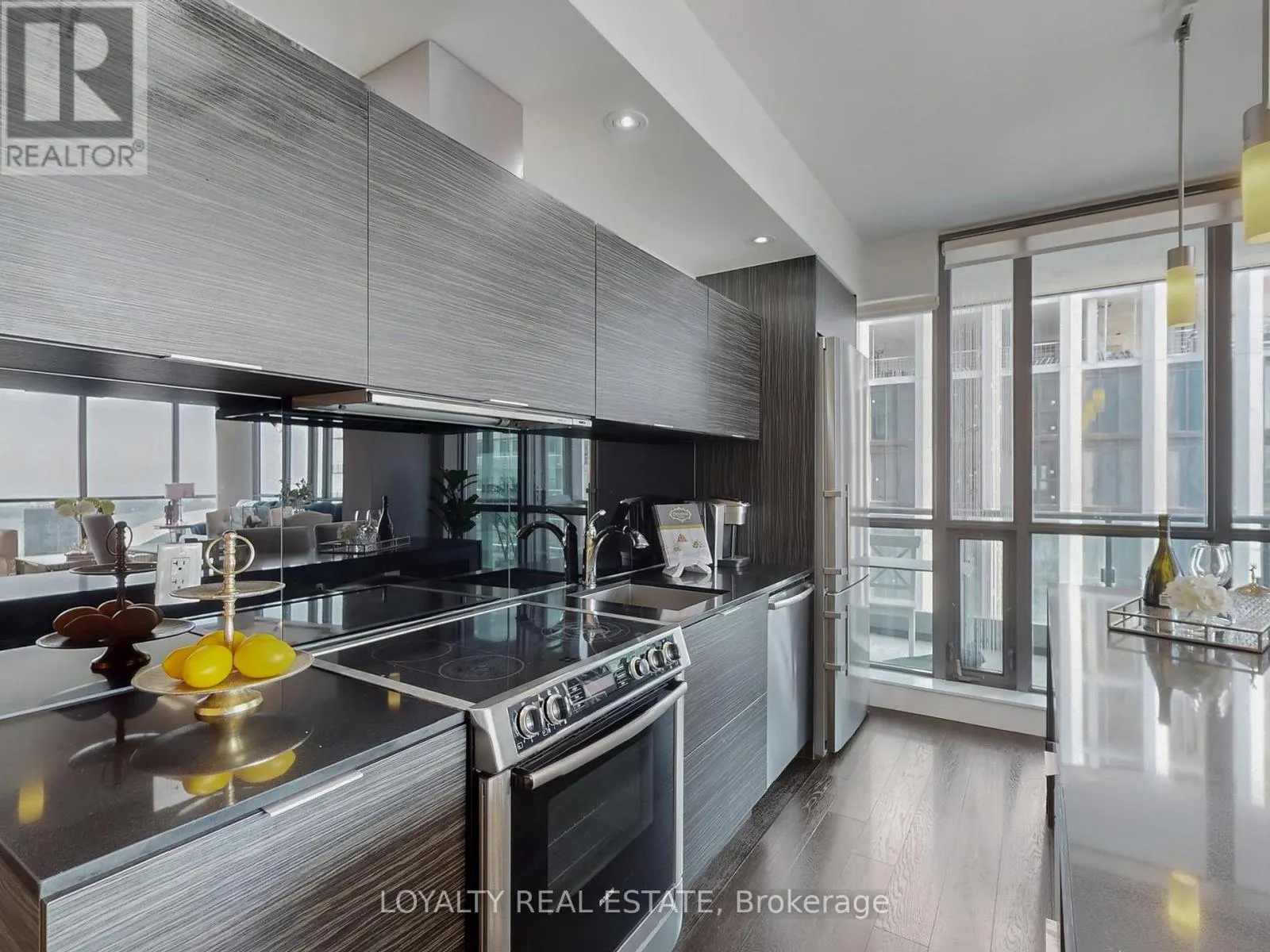 3305 - 8 CHARLOTTE STREET
