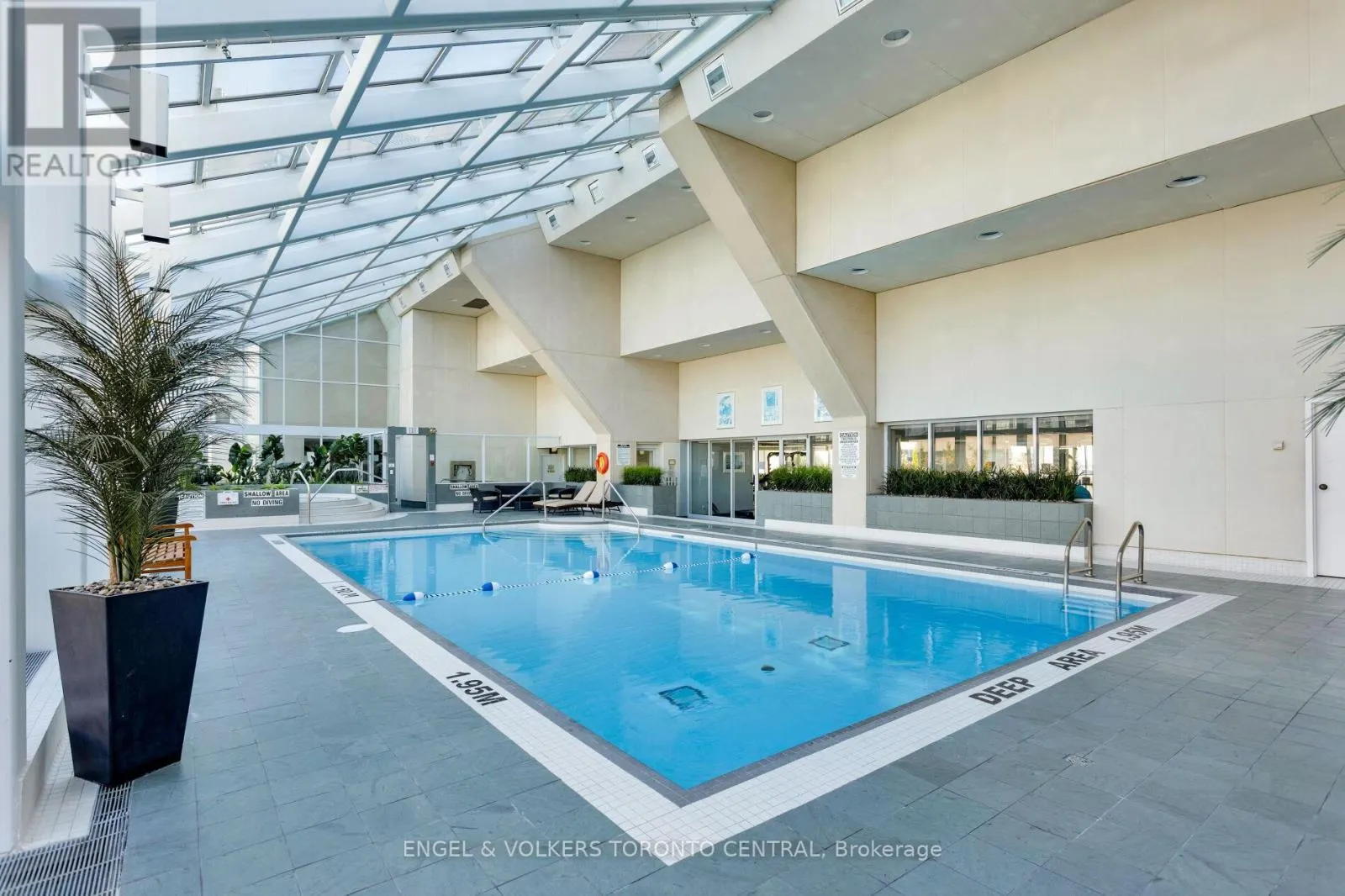803E - 460 QUEENS QUAY WAY W