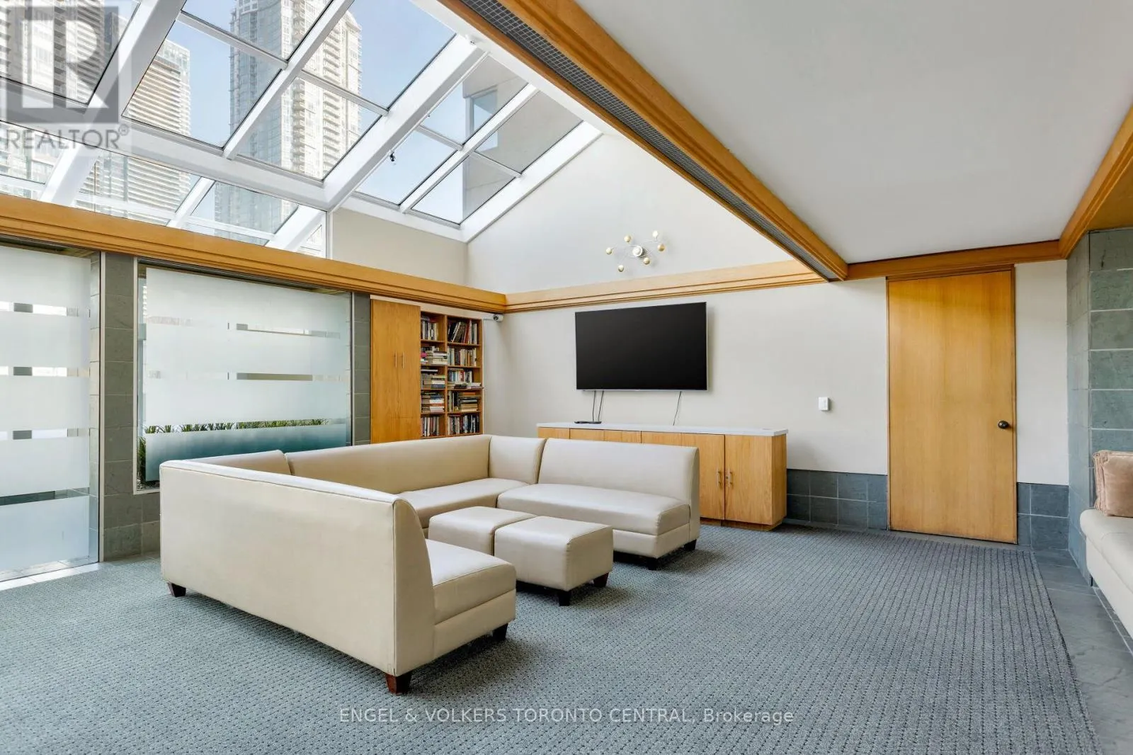 803E - 460 QUEENS QUAY WAY W