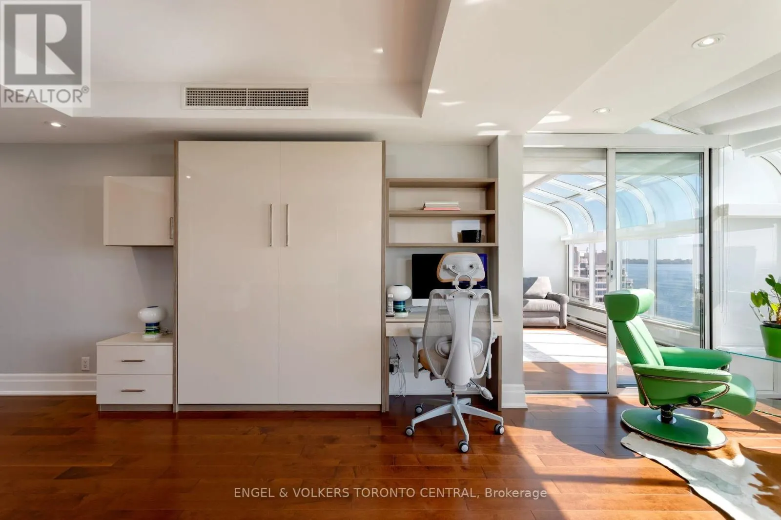803E - 460 QUEENS QUAY WAY W
