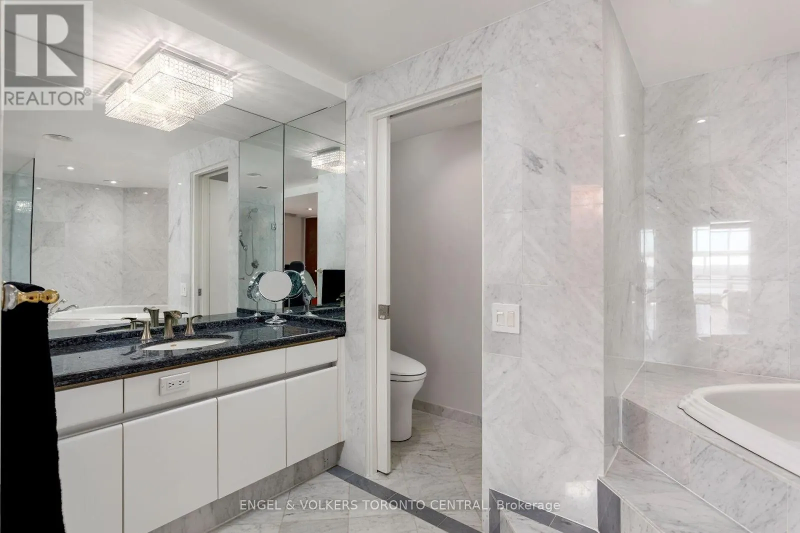803E - 460 QUEENS QUAY WAY W
