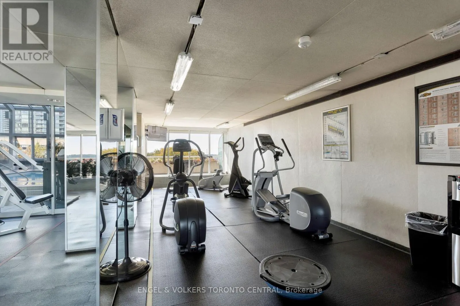 803E - 460 QUEENS QUAY WAY W