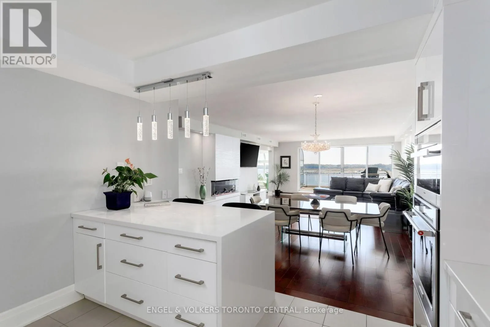 803E - 460 QUEENS QUAY WAY W