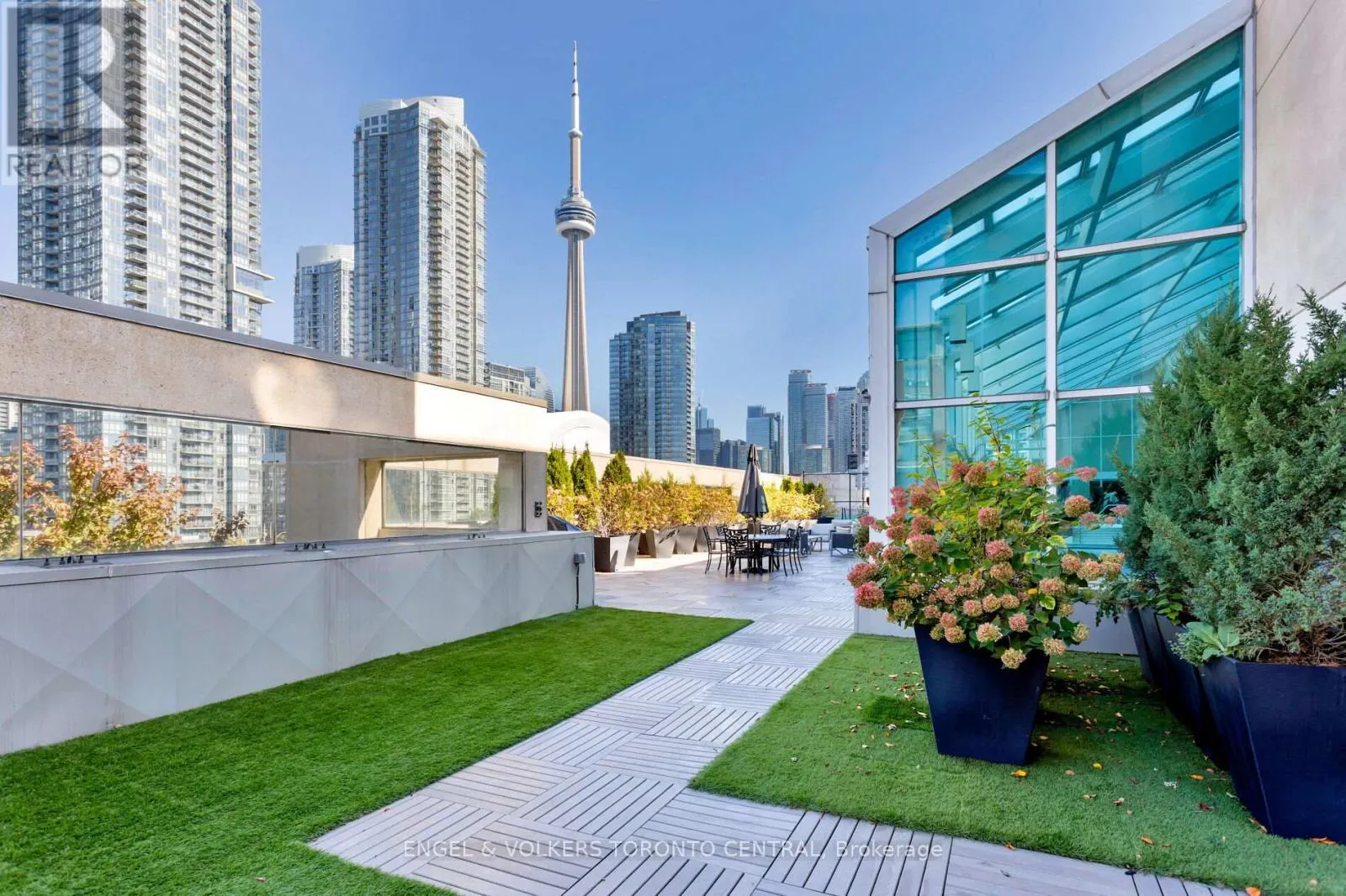 803E - 460 QUEENS QUAY WAY W
