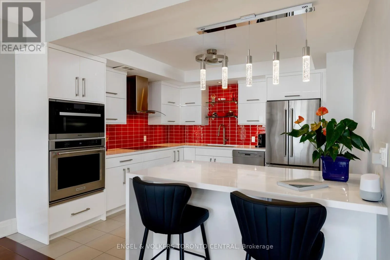 803E - 460 QUEENS QUAY WAY W