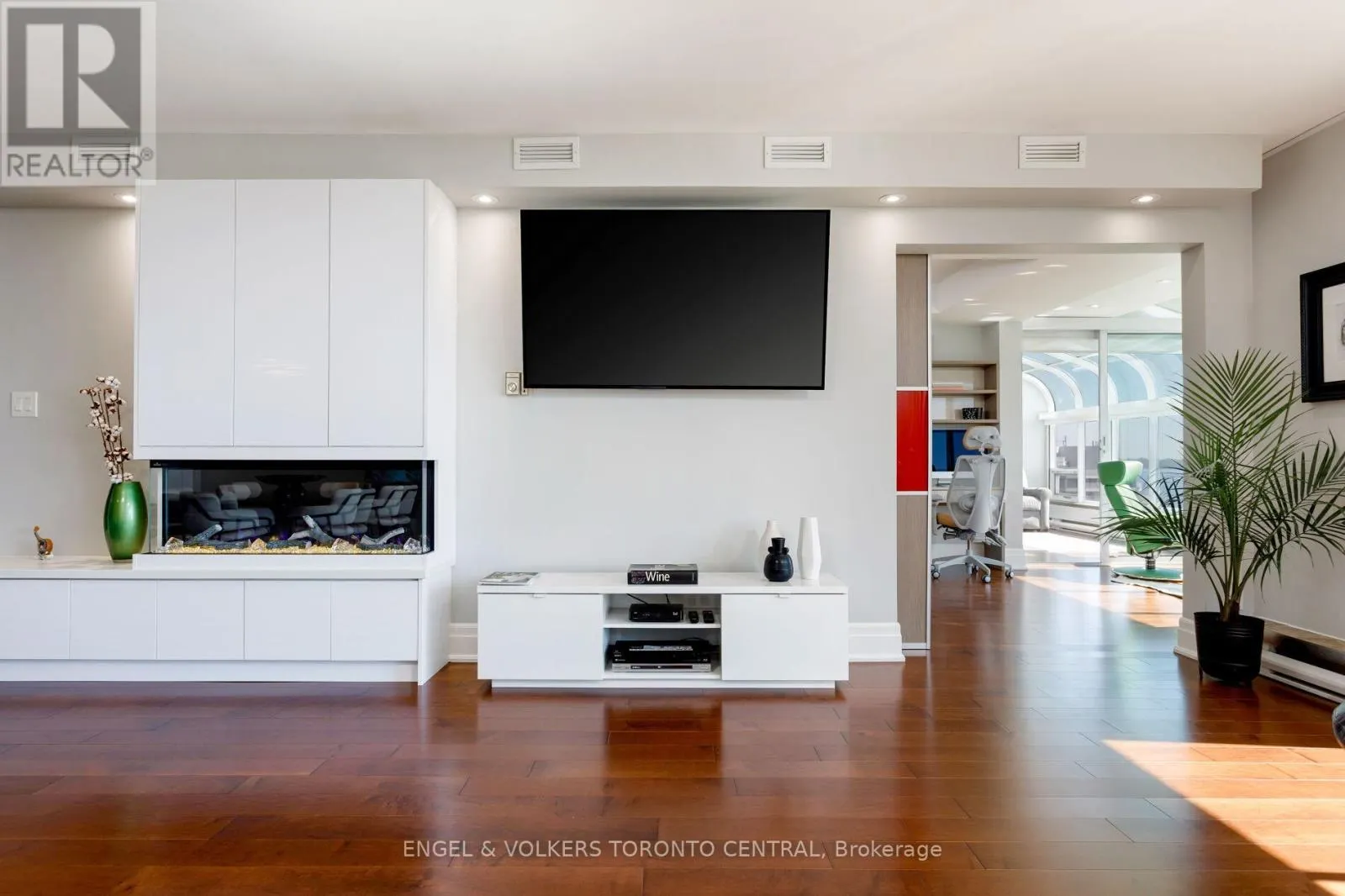 803E - 460 QUEENS QUAY WAY W