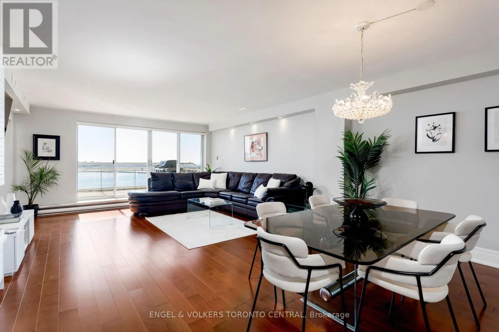 803E - 460 QUEENS QUAY WAY W