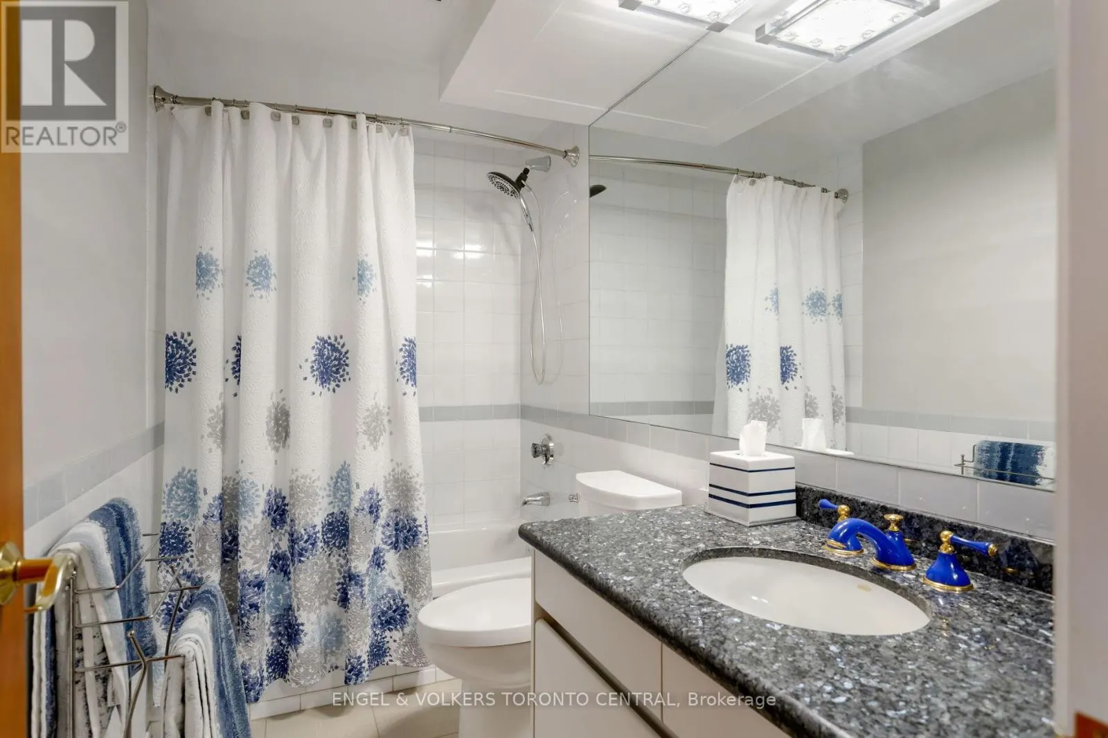 803E - 460 QUEENS QUAY WAY W